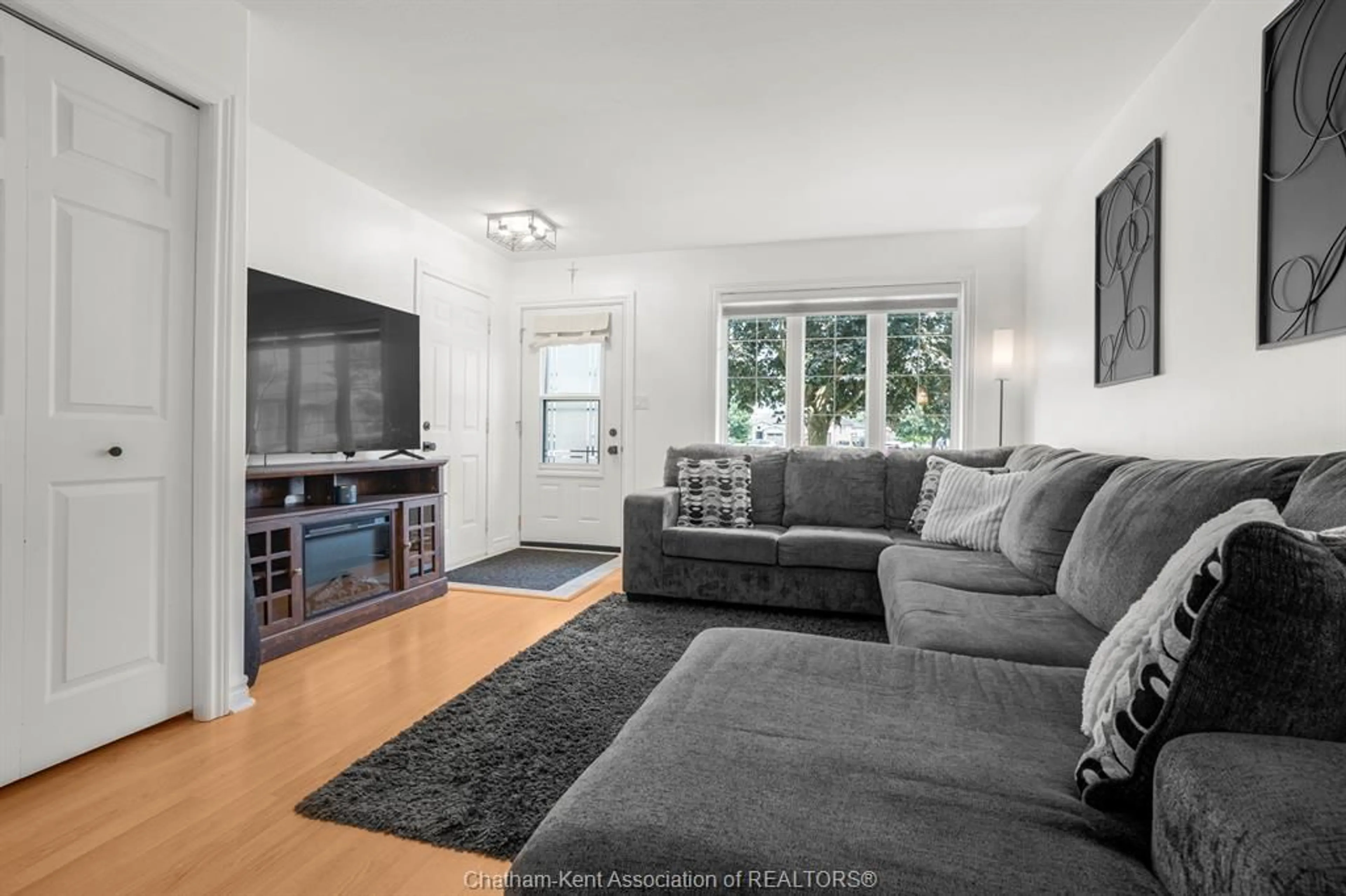 Living room with furniture, unknown for 22 Fieldstone Pl, Chatham Ontario N7L 5N1