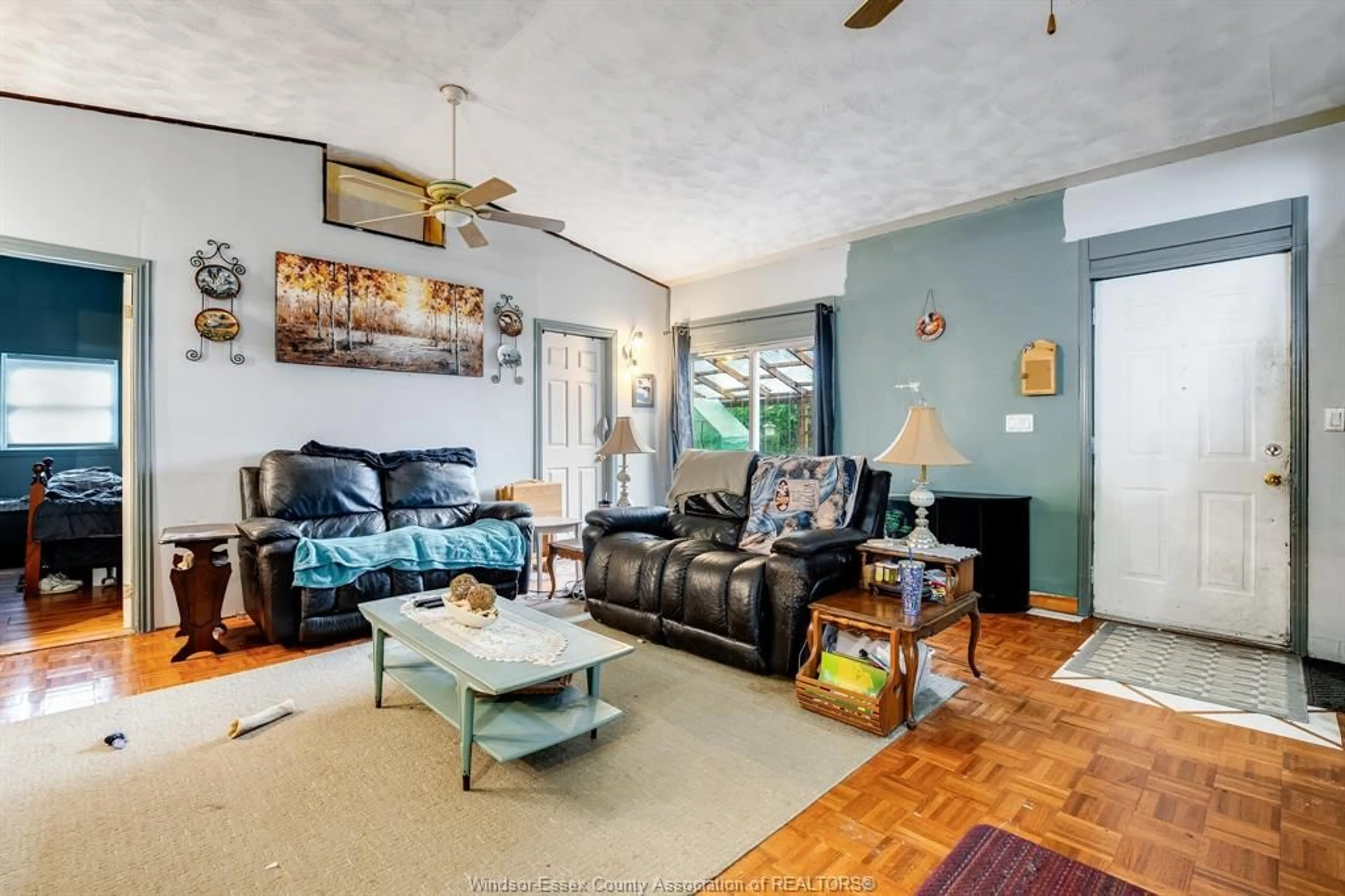 Living room with furniture, unknown for 17 Taylor Ave, Chatham Ontario N7L 2T4