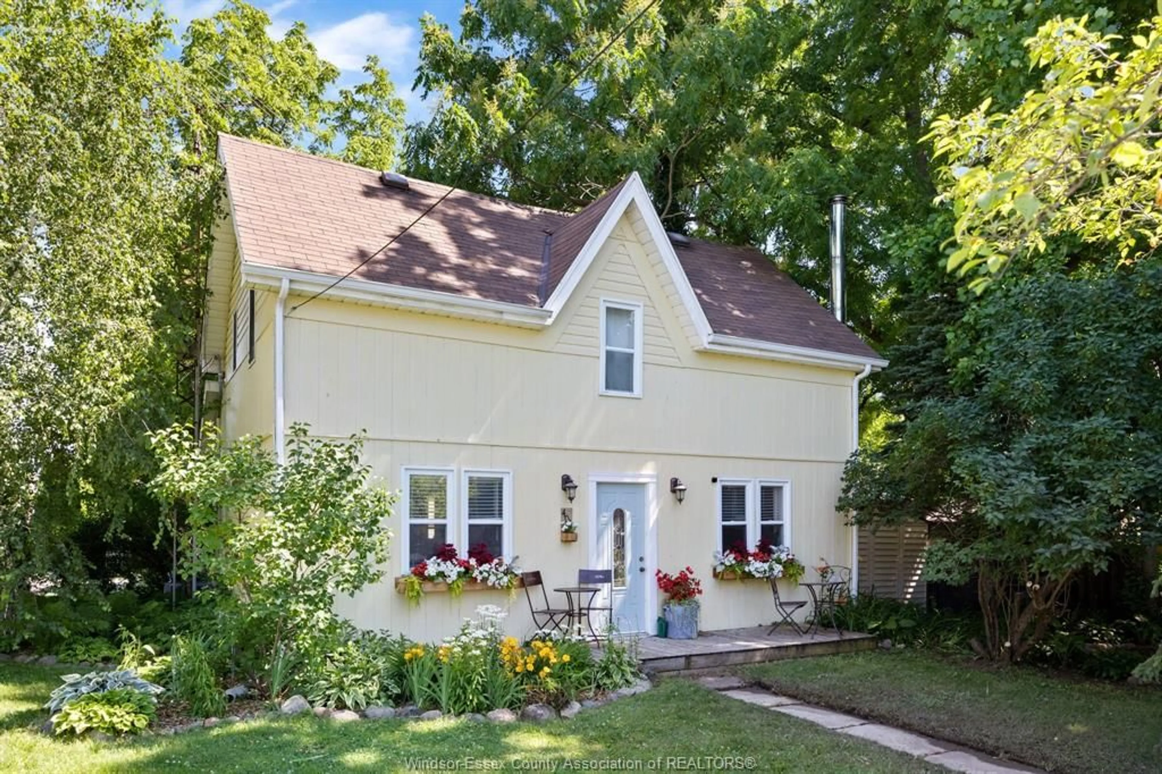 Home with vinyl exterior material, street for 404 KING St, Harrow Ontario N0R 1G0