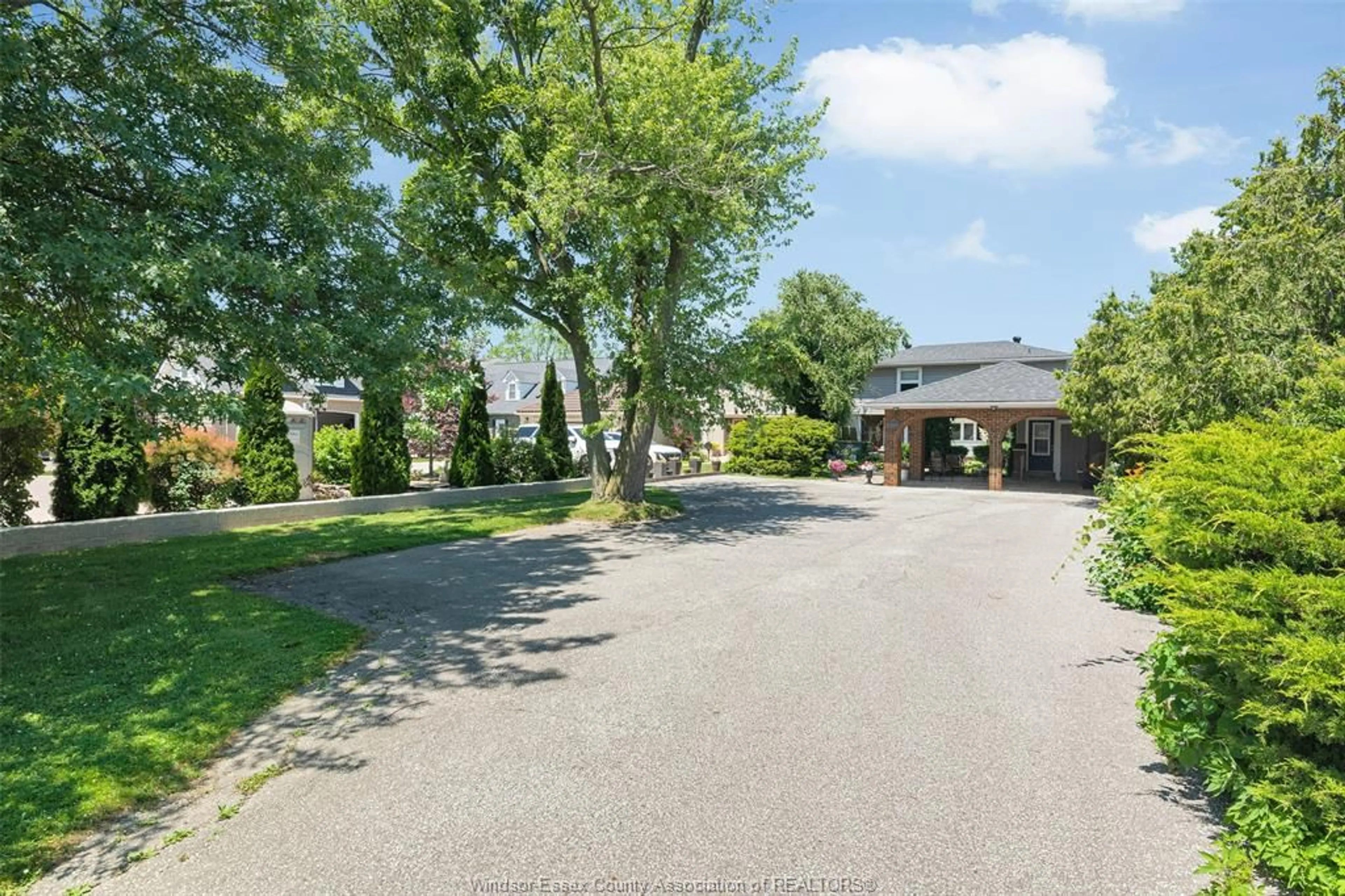 A pic from outside/outdoor area/front of a property/back of a property/a pic from drone, street for 11830 RIVERSIDE Dr, Windsor Ontario N8P 1A6