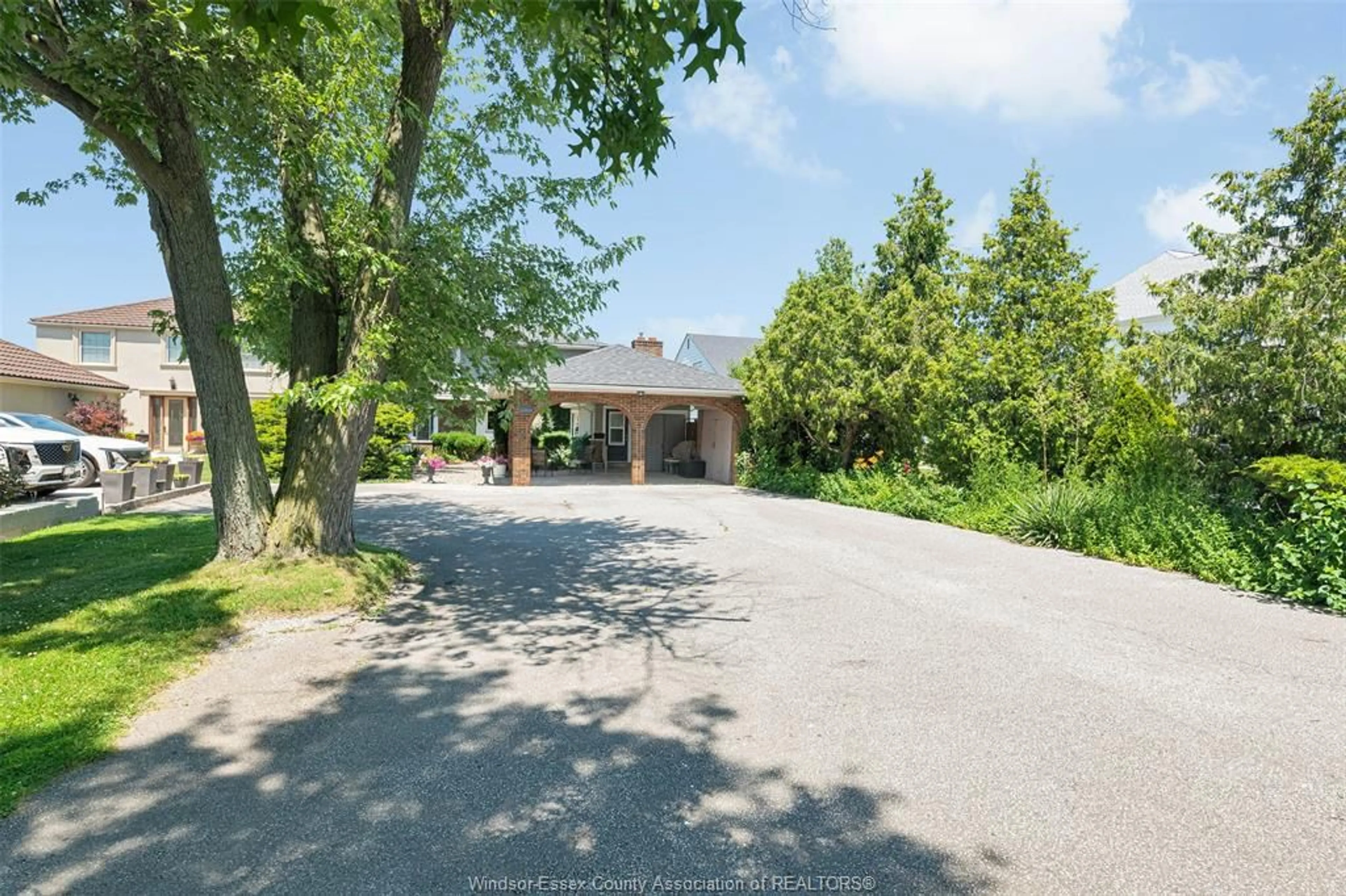 A pic from outside/outdoor area/front of a property/back of a property/a pic from drone, street for 11830 RIVERSIDE Dr, Windsor Ontario N8P 1A6