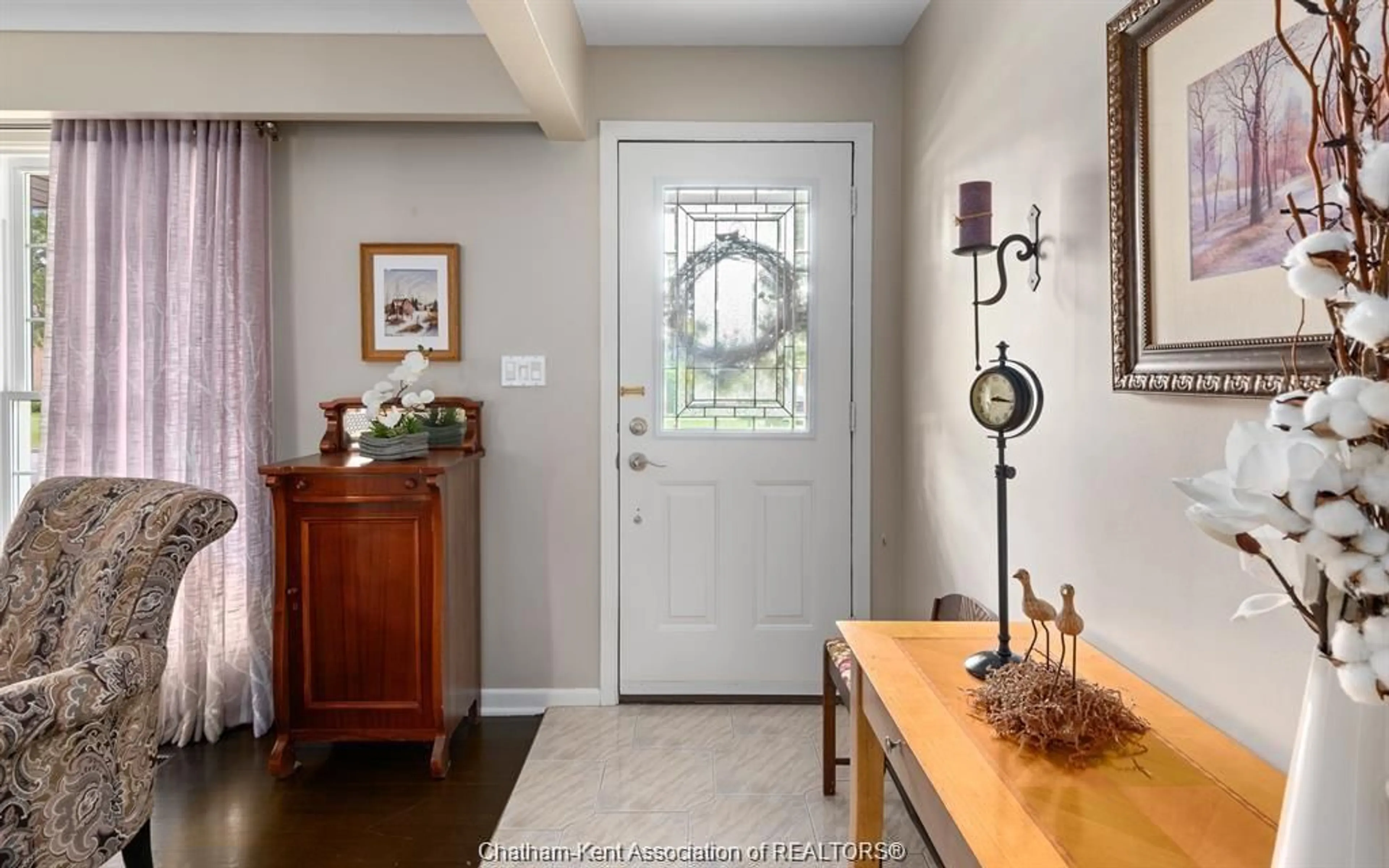 Indoor entryway for 2896 Radisson Ave, Windsor Ontario N9E 1Y3
