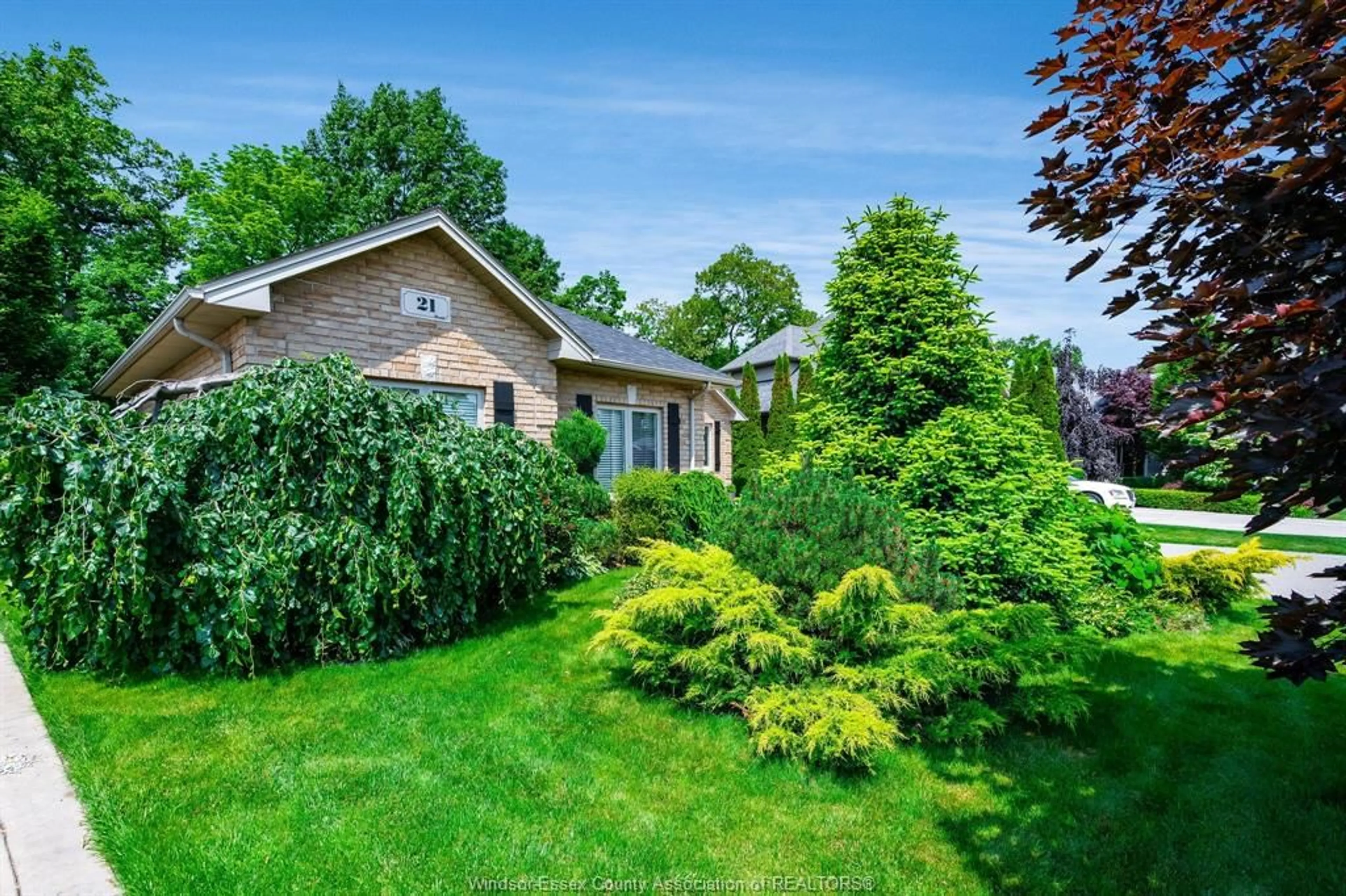 A pic from outside/outdoor area/front of a property/back of a property/a pic from drone, unknown for 21 PRIMROSE, Kingsville Ontario N9Y 0A3
