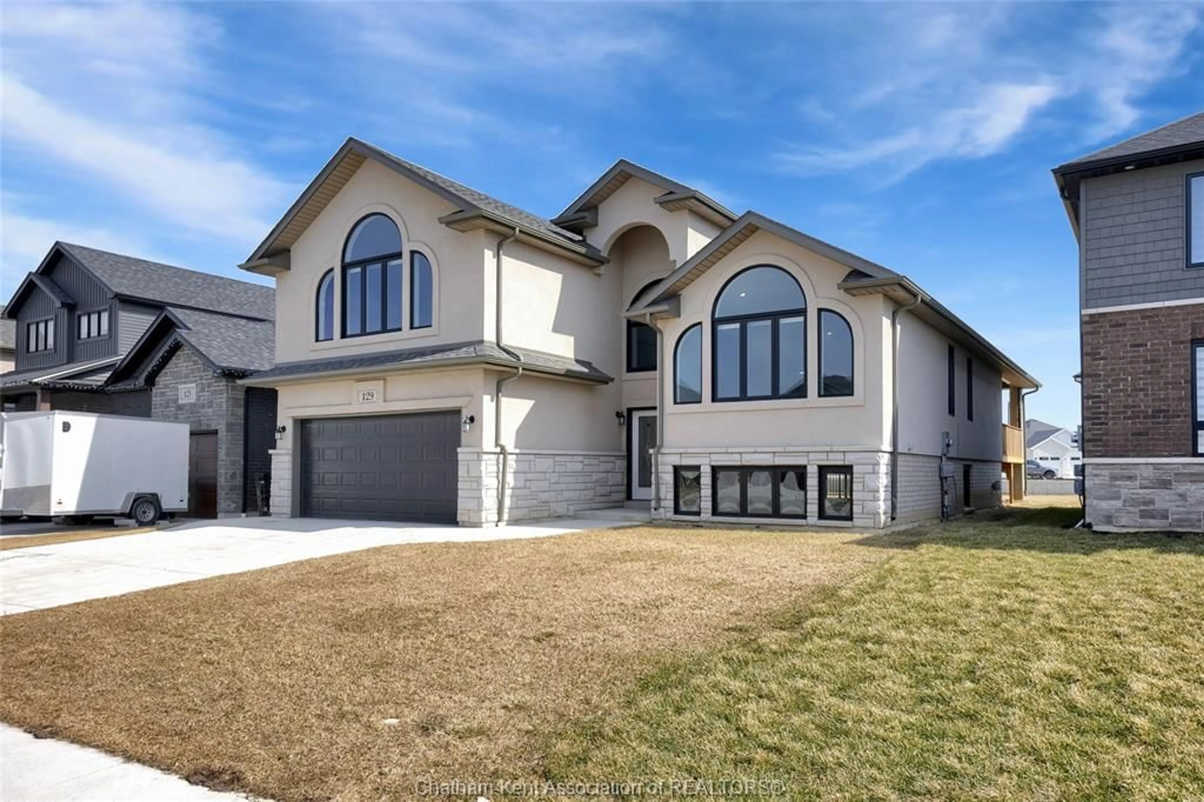 Home with vinyl exterior material, street for 129 TUSCANY Trail, Chatham Ontario N7M 0R9