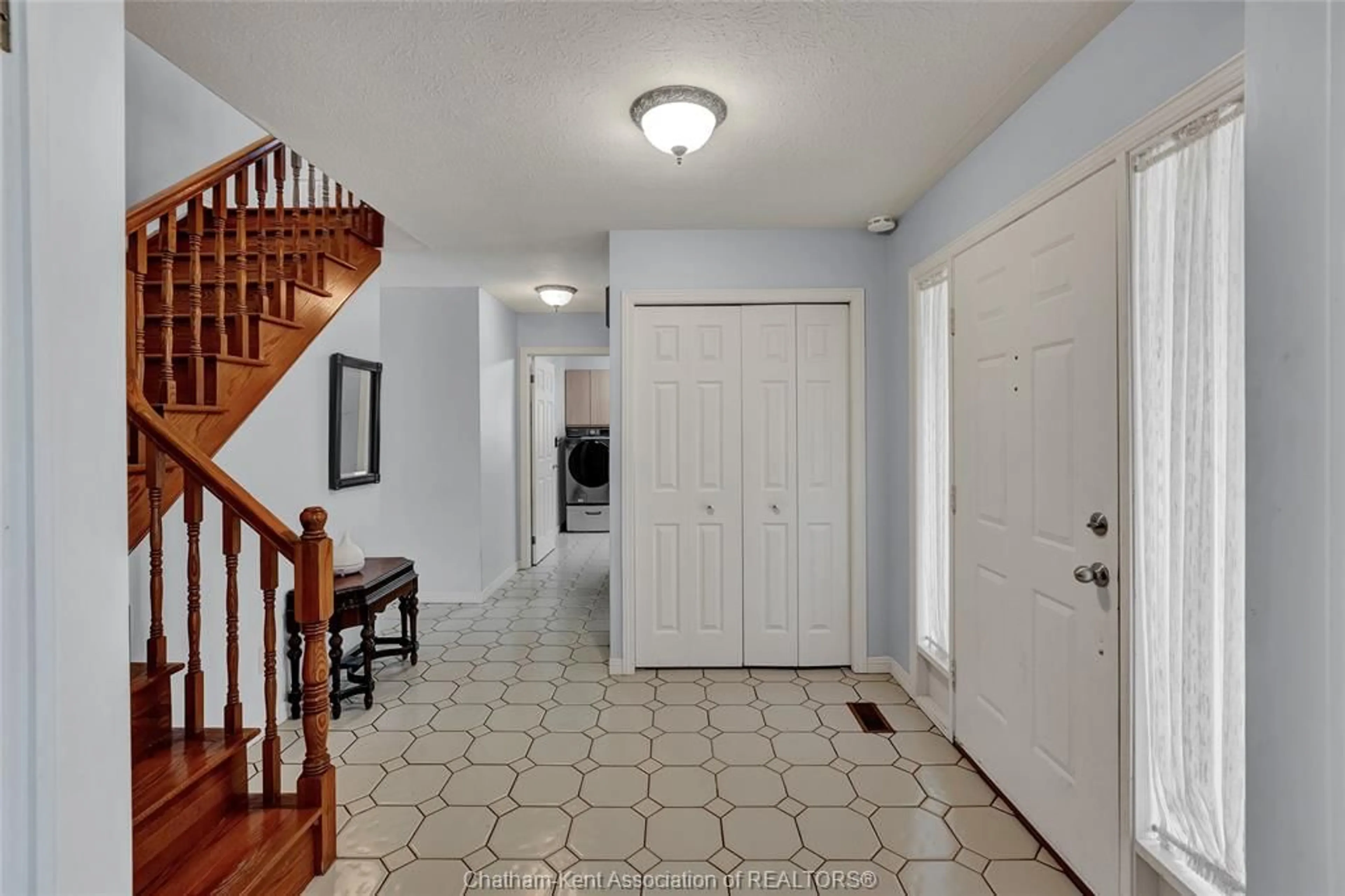 Indoor entryway for 56 NORWAY MAPLE Dr, Chatham Ontario N7L 5E1