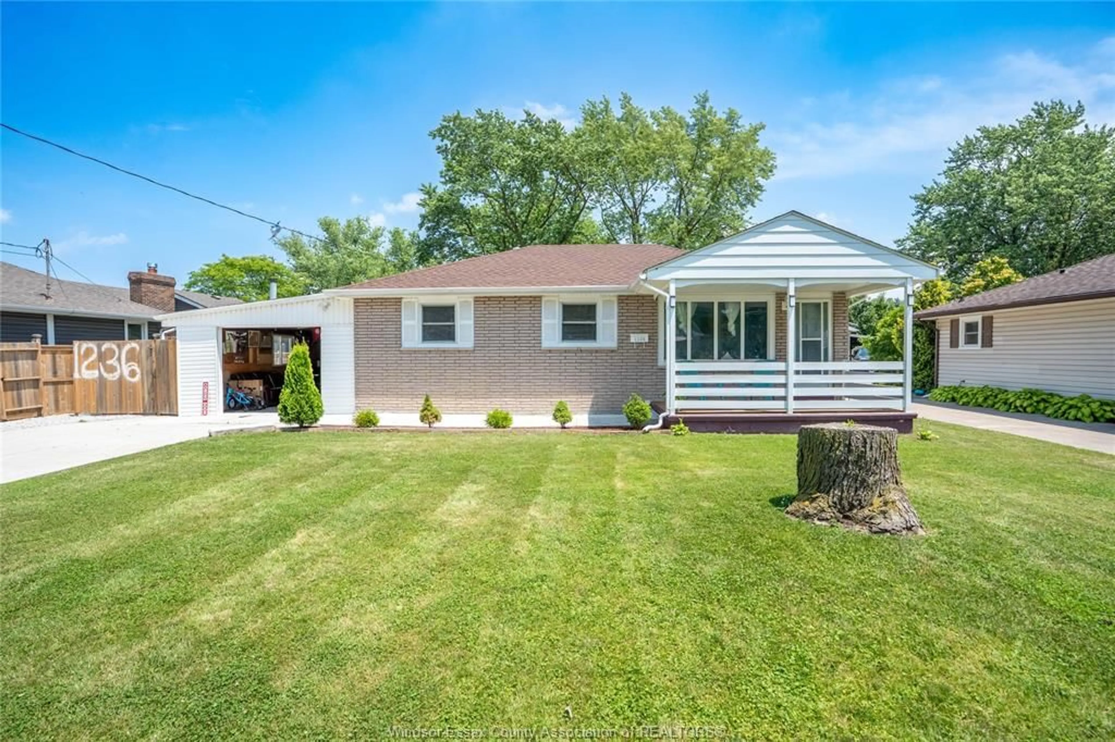Home with vinyl exterior material, unknown for 1236 SHAWNEE Rd, Tecumseh Ontario N8N 1R9