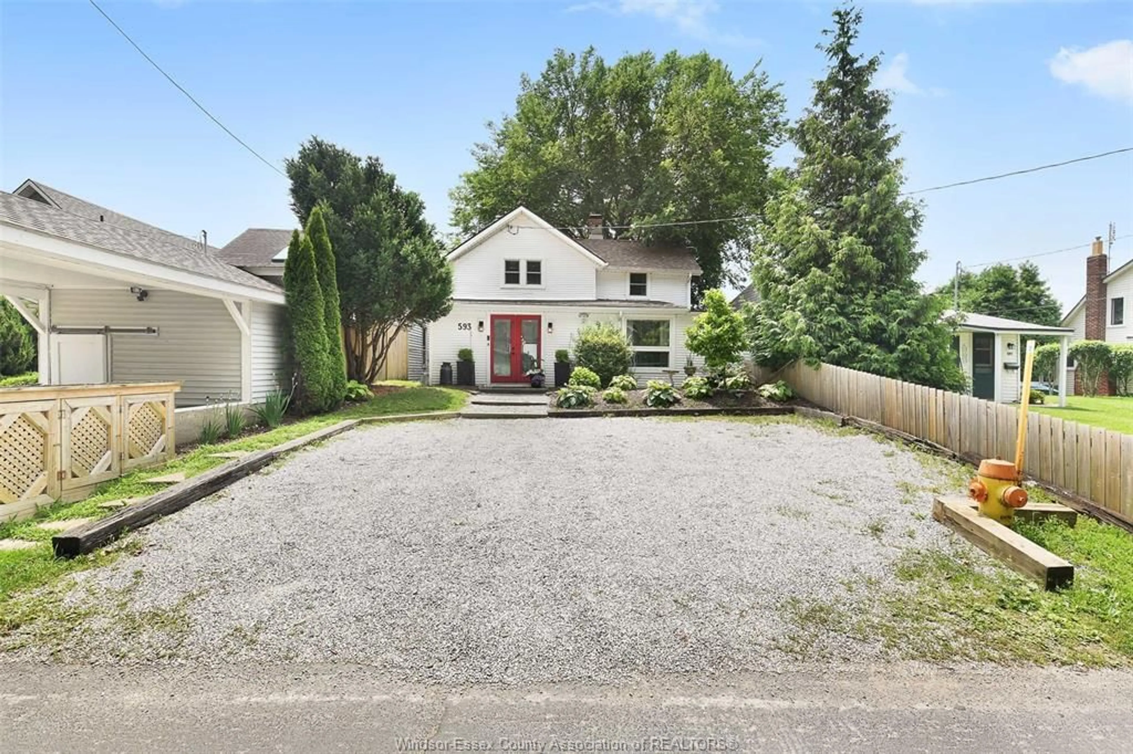 A pic from outside/outdoor area/front of a property/back of a property/a pic from drone, street for 593 HERITAGE Rd, Kingsville Ontario N9Y 3B1