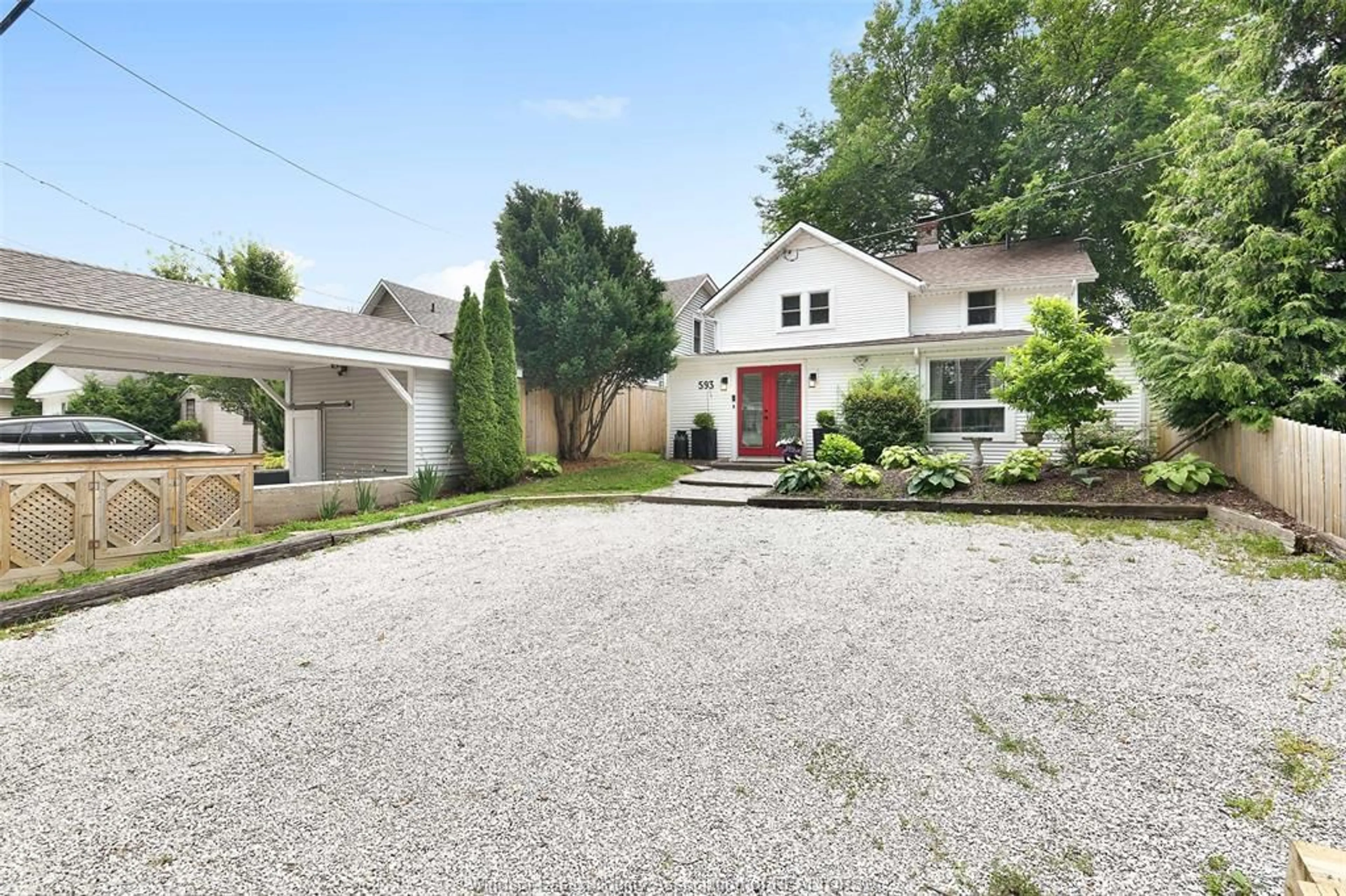 A pic from outside/outdoor area/front of a property/back of a property/a pic from drone, street for 593 HERITAGE Rd, Kingsville Ontario N9Y 3B1
