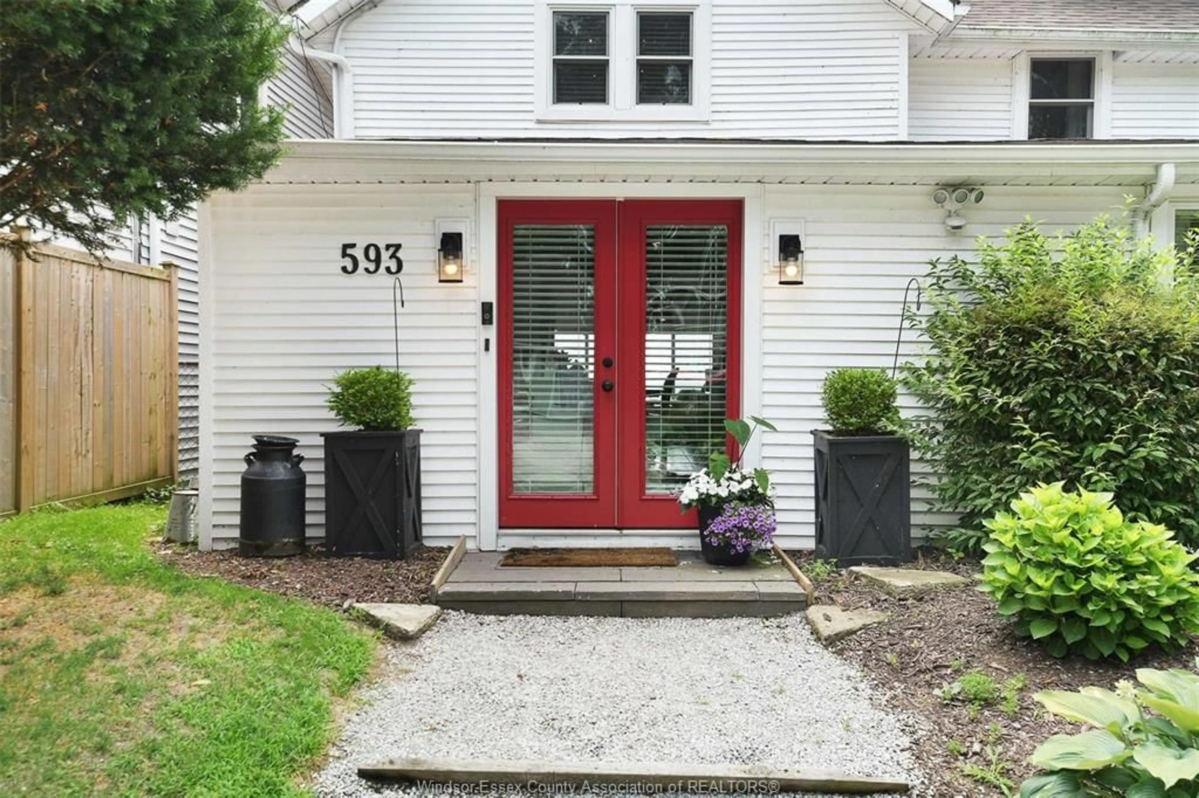 Indoor entryway for 593 HERITAGE Rd, Kingsville Ontario N9Y 3B1