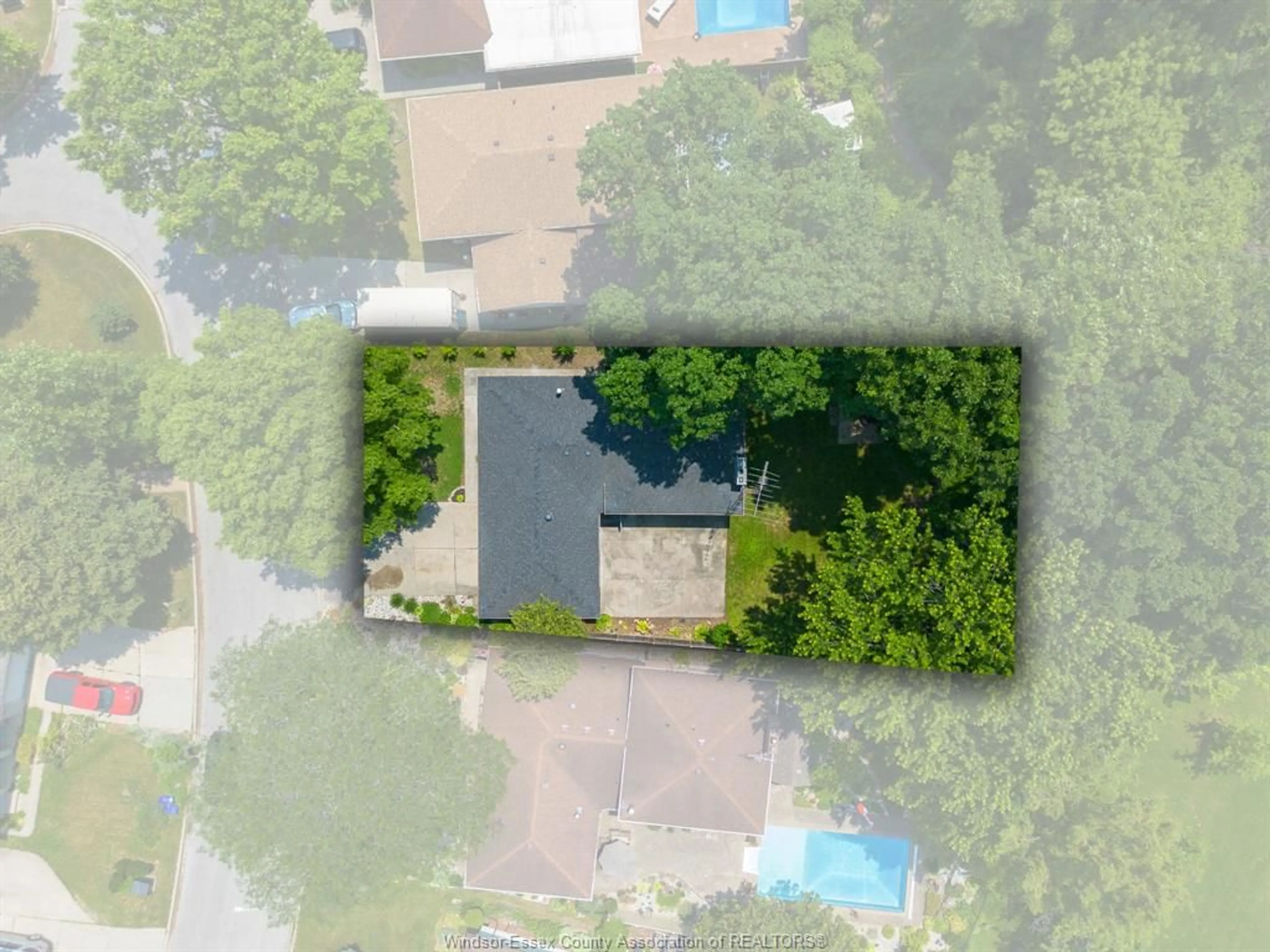 A pic from outside/outdoor area/front of a property/back of a property/a pic from drone, street for 1361 ISABELLE, Windsor Ontario N8S 4J4