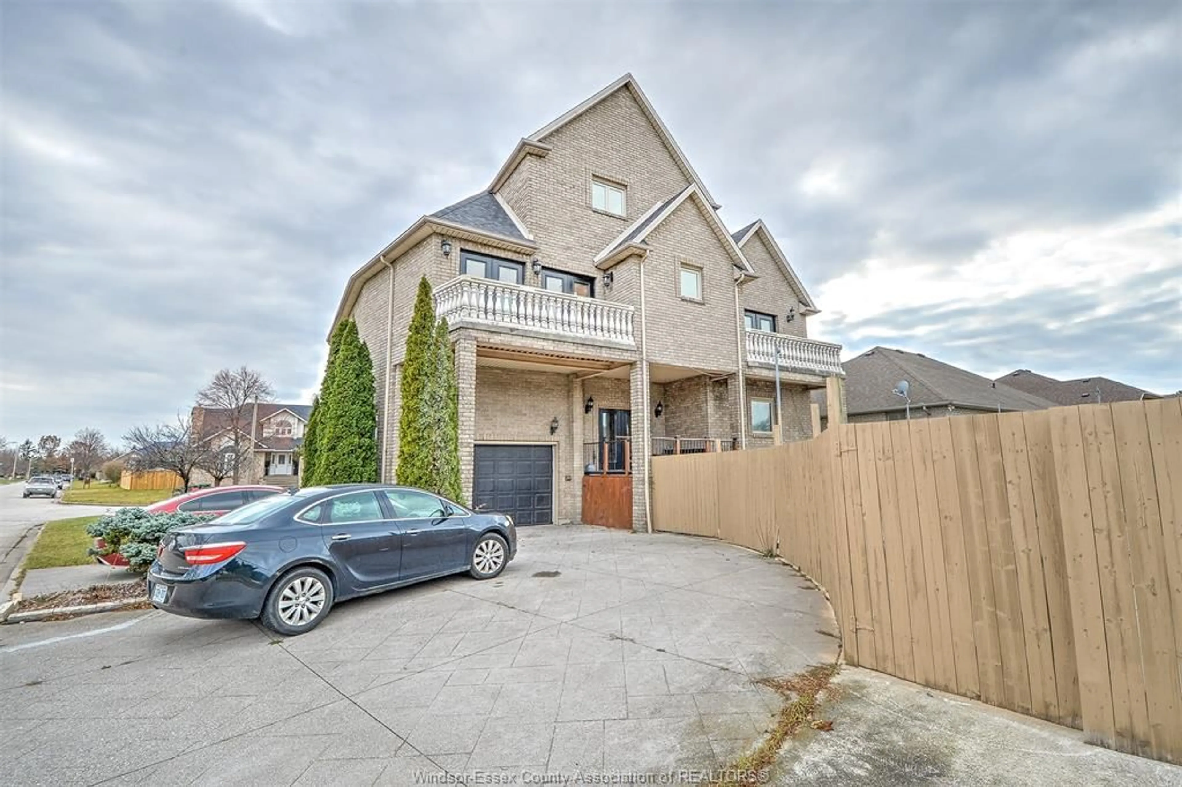A pic from outside/outdoor area/front of a property/back of a property/a pic from drone, street for 2600 CHICK Crt, Windsor Ontario N9E 4P1