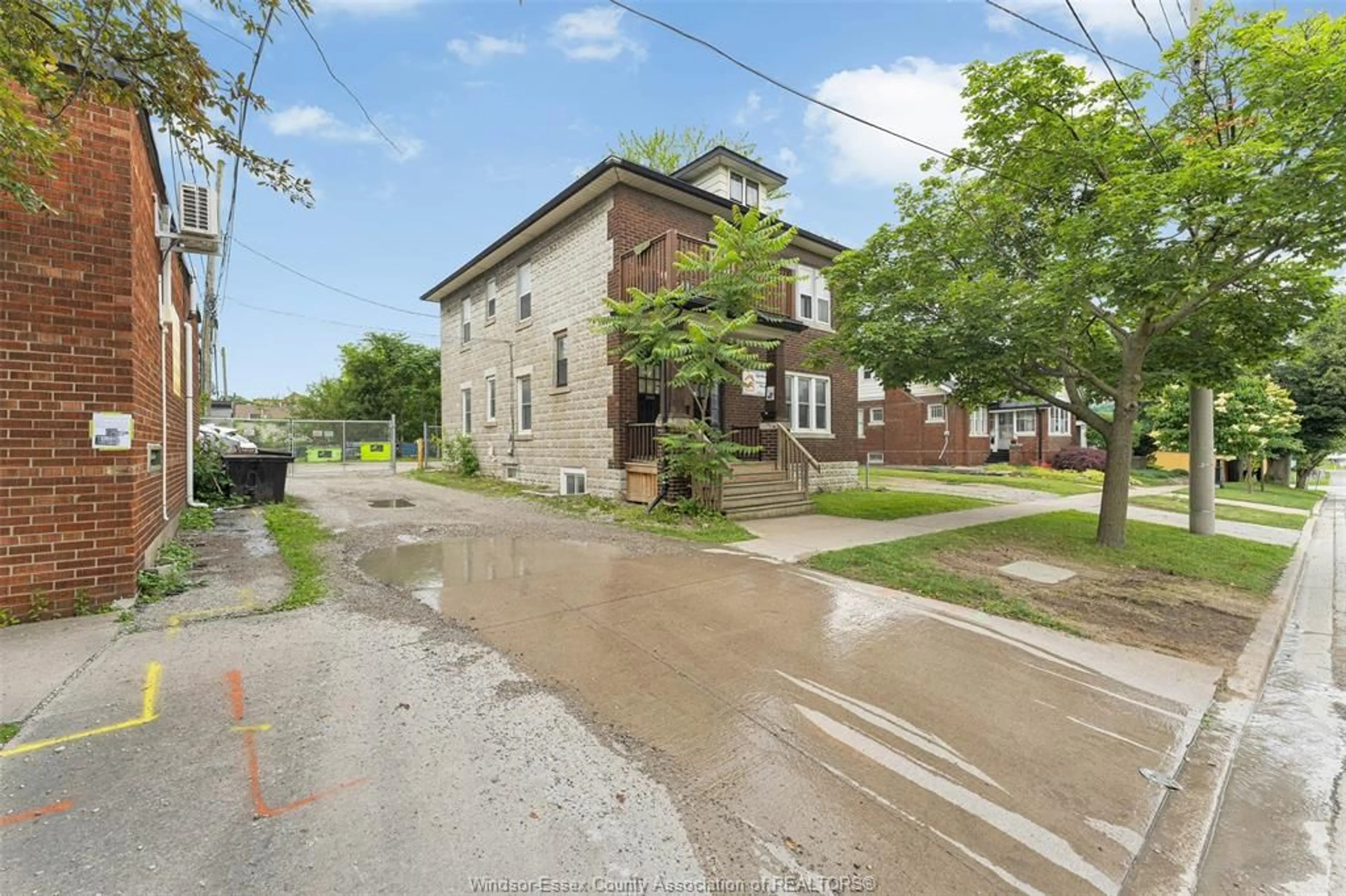 A pic from outside/outdoor area/front of a property/back of a property/a pic from drone, street for 269-271 MILL, Windsor Ontario N9C 2R1