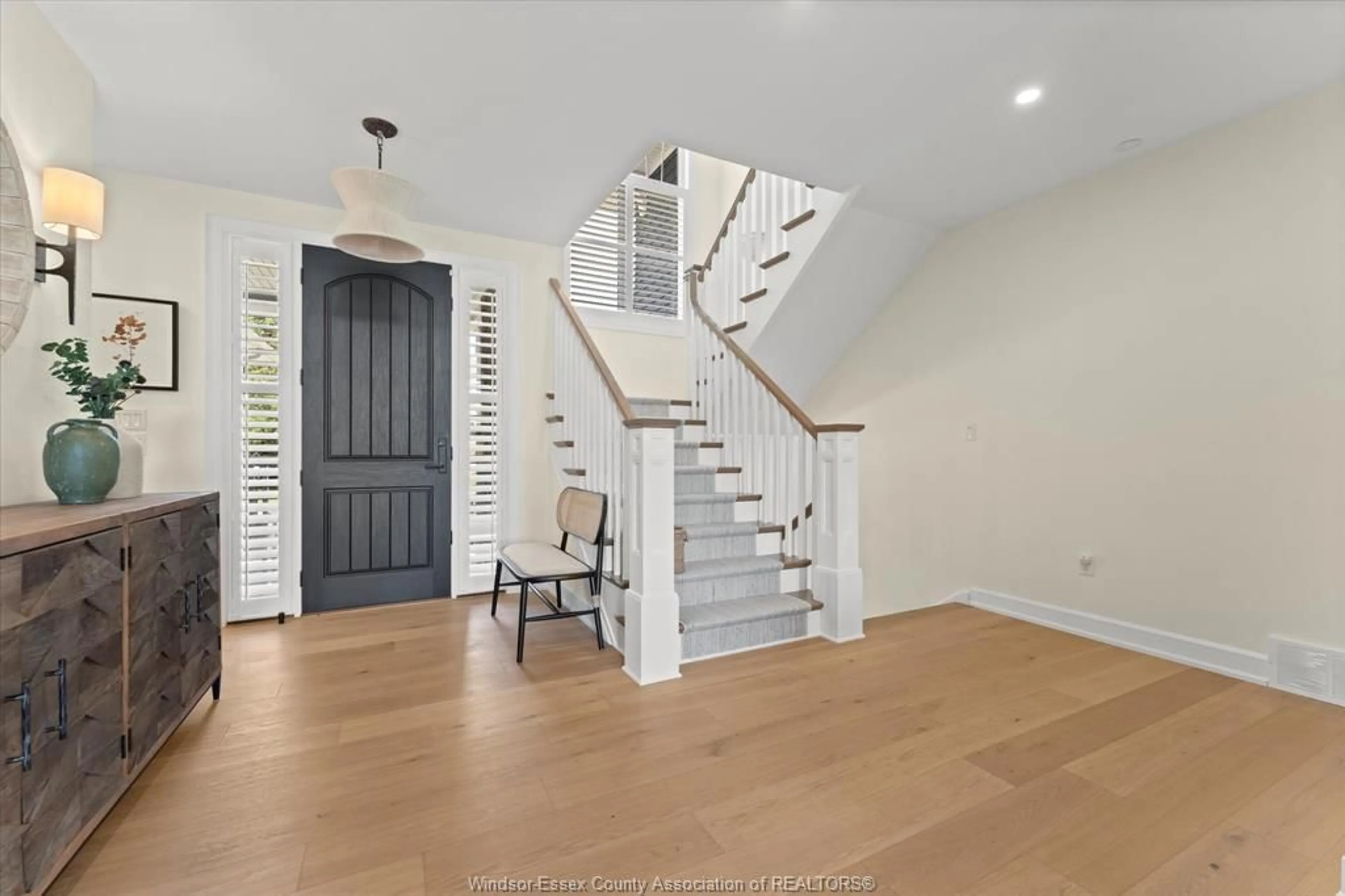 Indoor entryway for 317 CRYSTAL BAY Dr, Amherstburg Ontario N9V 4A6