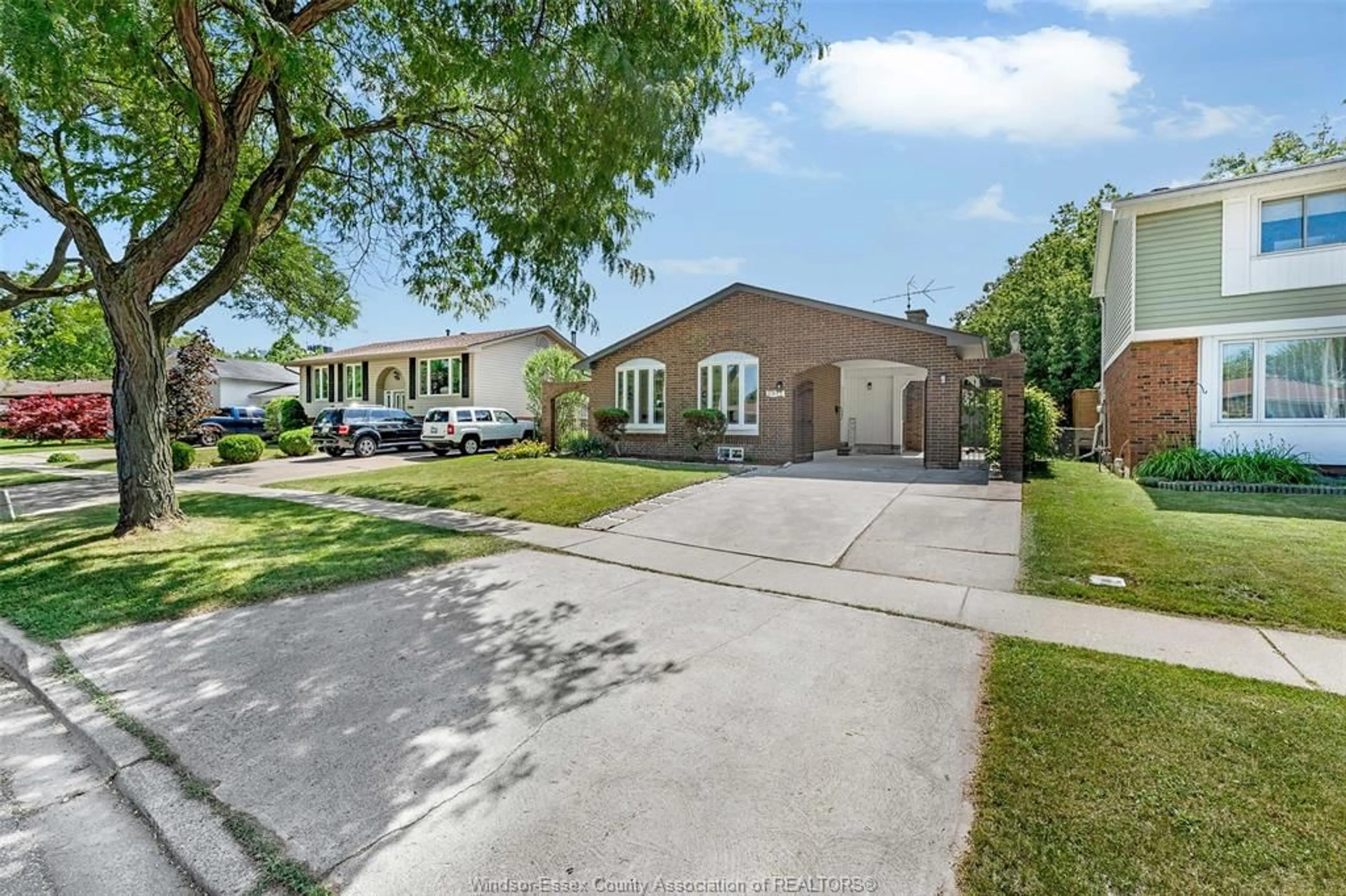 A pic from outside/outdoor area/front of a property/back of a property/a pic from drone, street for 2977 FOREST GLADE, Windsor Ontario N8R 1L6