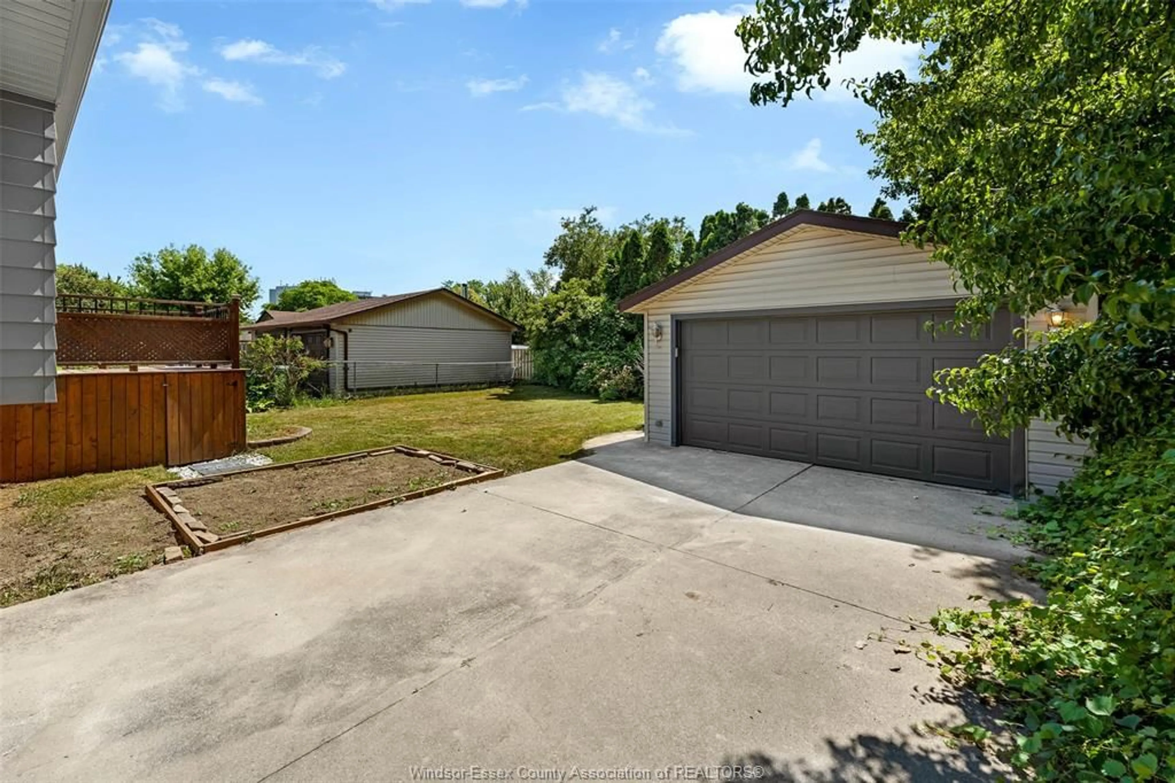 A pic from outside/outdoor area/front of a property/back of a property/a pic from drone, street for 2977 FOREST GLADE, Windsor Ontario N8R 1L6