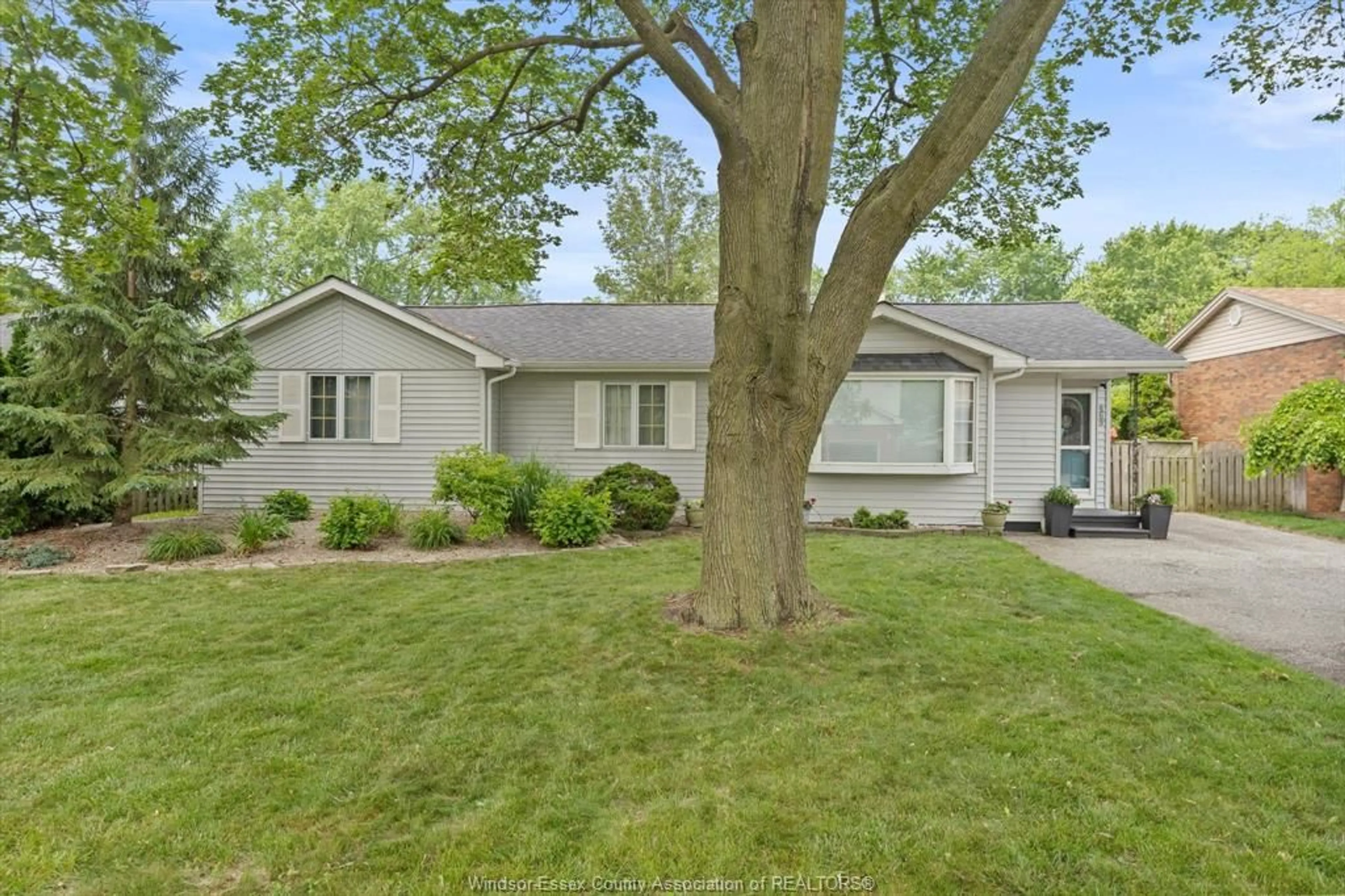 Home with vinyl exterior material, street for 469 John M St, Windsor Ontario N8P 1C1