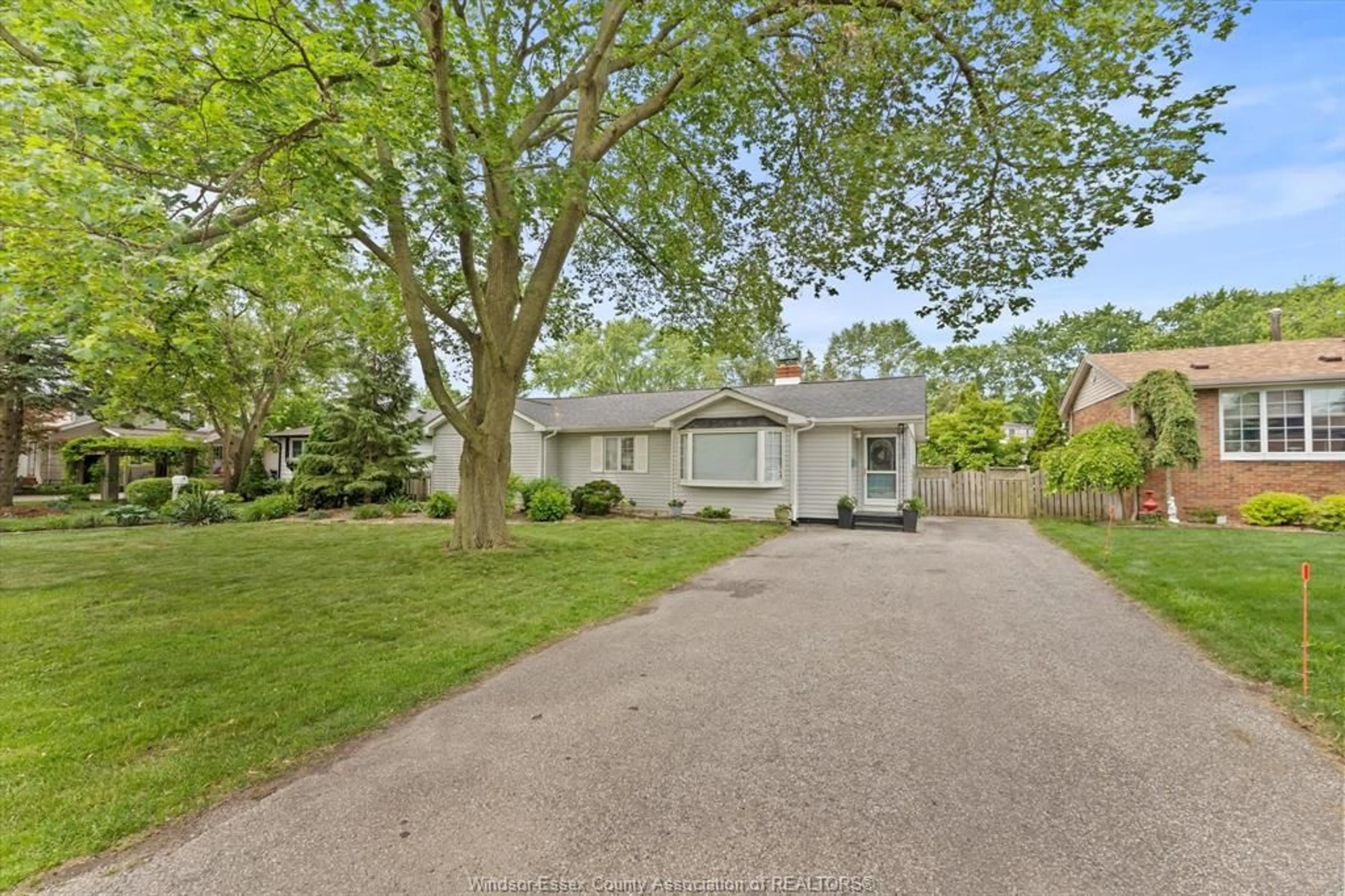 A pic from outside/outdoor area/front of a property/back of a property/a pic from drone, street for 469 John M St, Windsor Ontario N8P 1C1