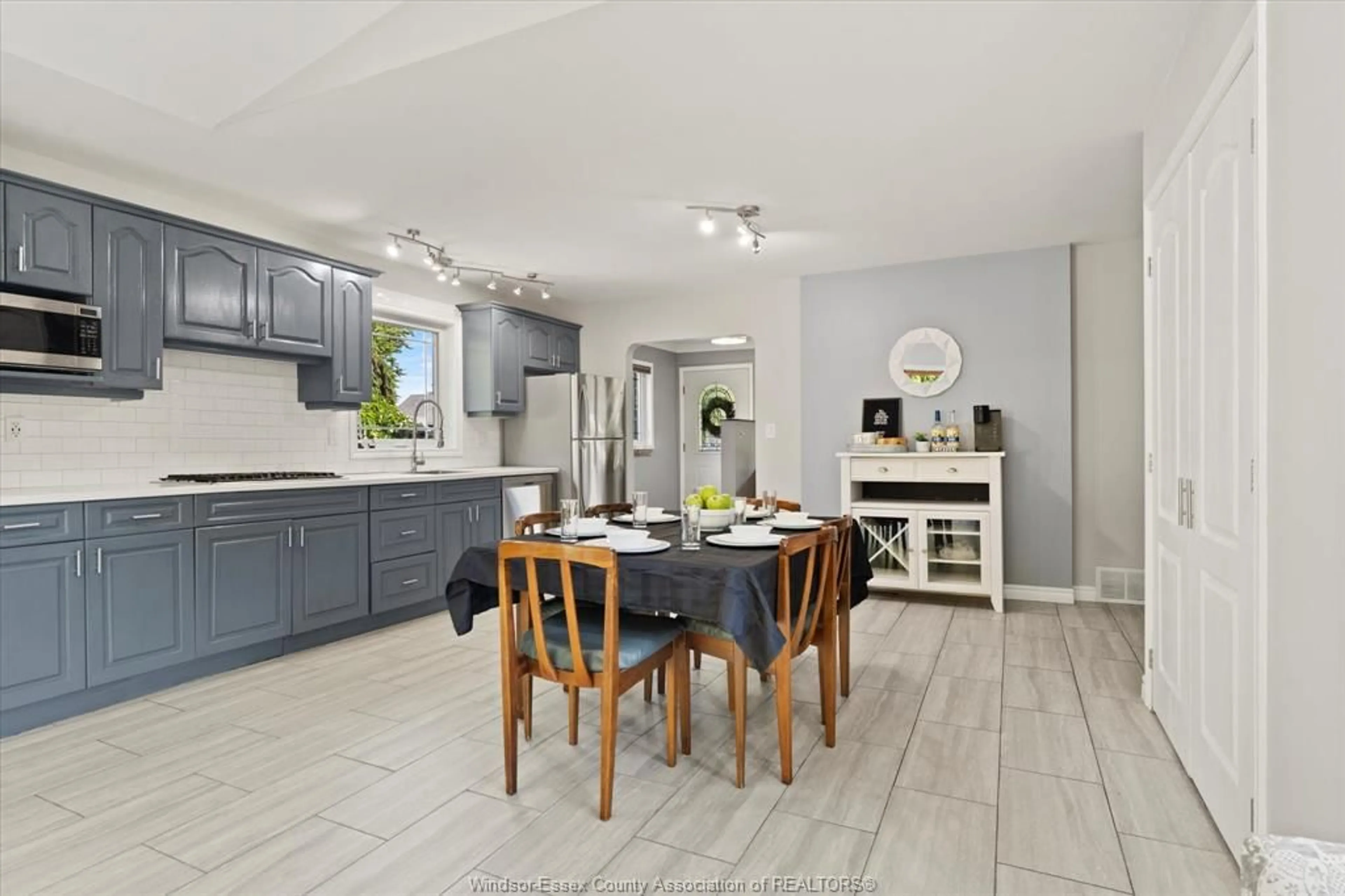 Open concept kitchen, ceramic/tile floor for 469 John M St, Windsor Ontario N8P 1C1