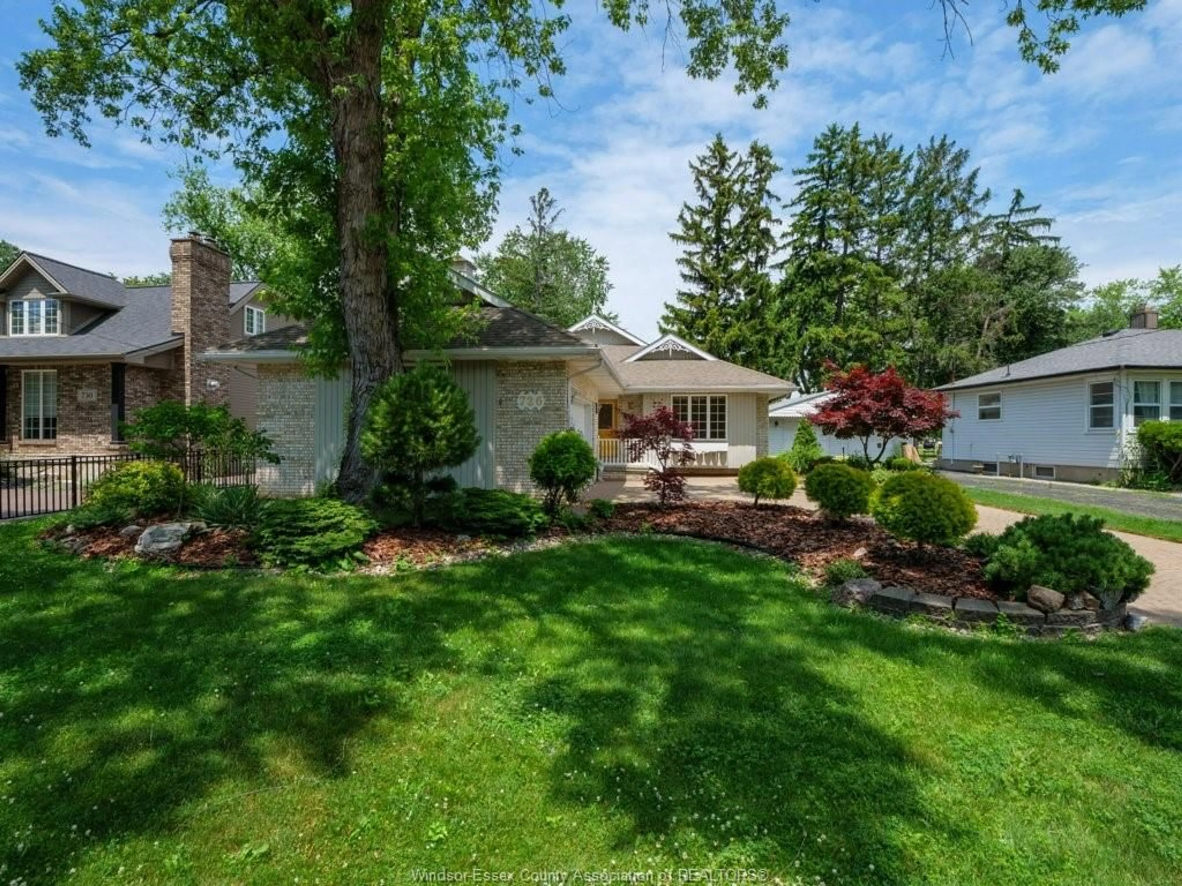 A pic from outside/outdoor area/front of a property/back of a property/a pic from drone, street for 726 Roseland Dr, Windsor Ontario N9G 1T8