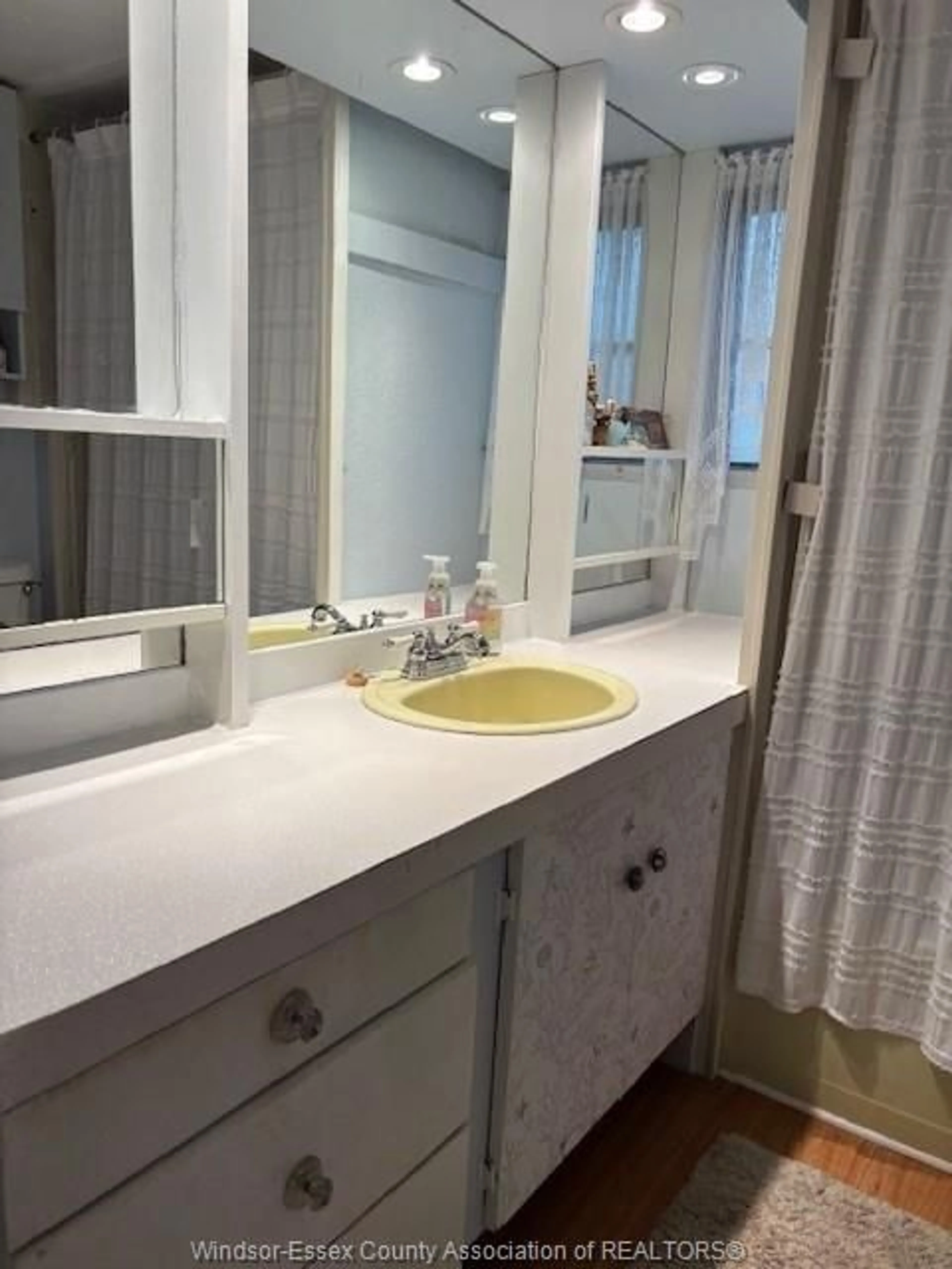 Standard bathroom, unknown for 445 COUNTY ROAD 50 #5, Harrow Ontario N0R 1G0