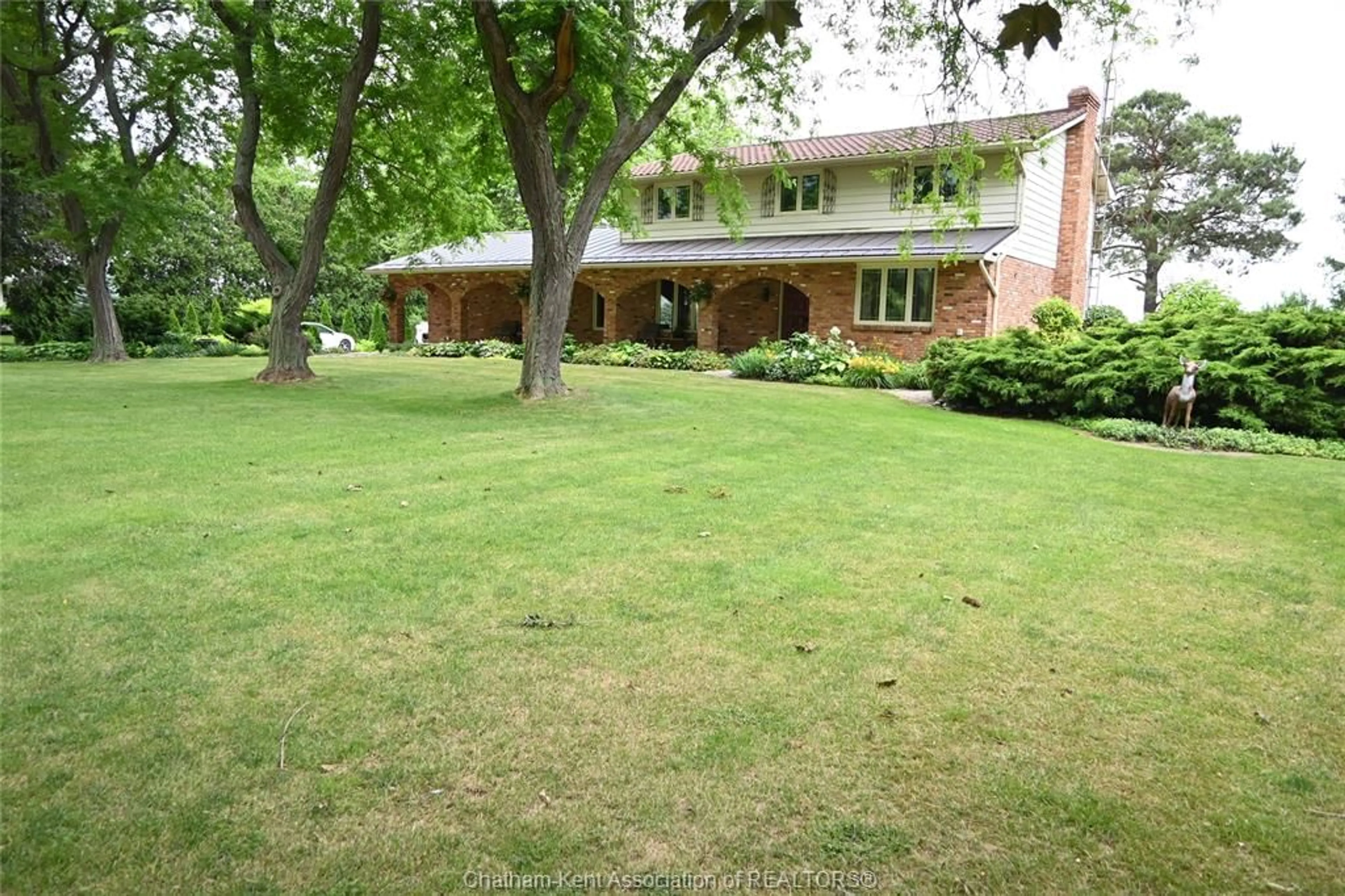 A pic from outside/outdoor area/front of a property/back of a property/a pic from drone, street for 6774 Riverview Line, Chatham Ontario N7M 5T1