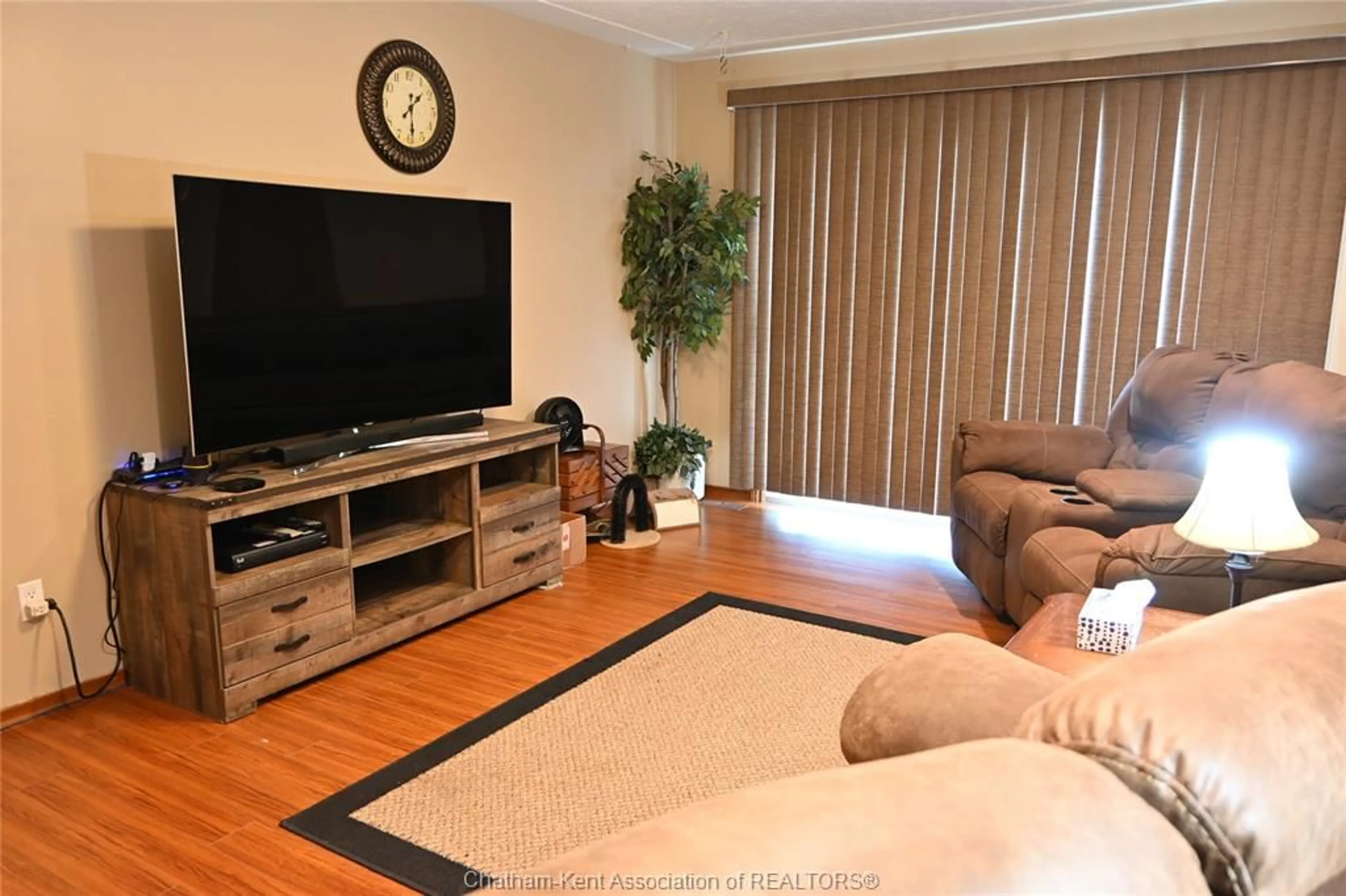 Living room with furniture, unknown for 6774 Riverview Line, Chatham Ontario N7M 5T1