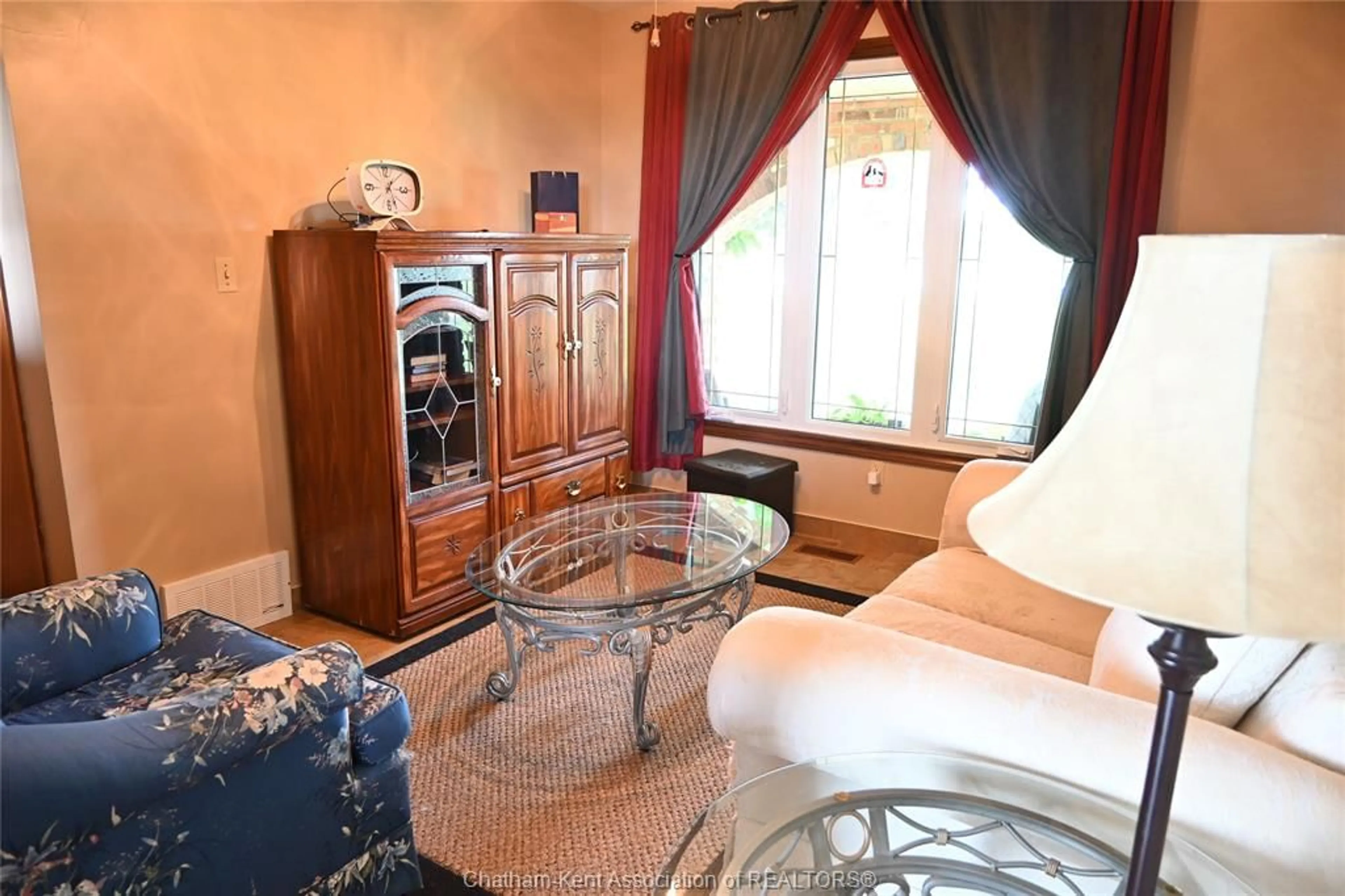 Living room with furniture, unknown for 6774 Riverview Line, Chatham Ontario N7M 5T1