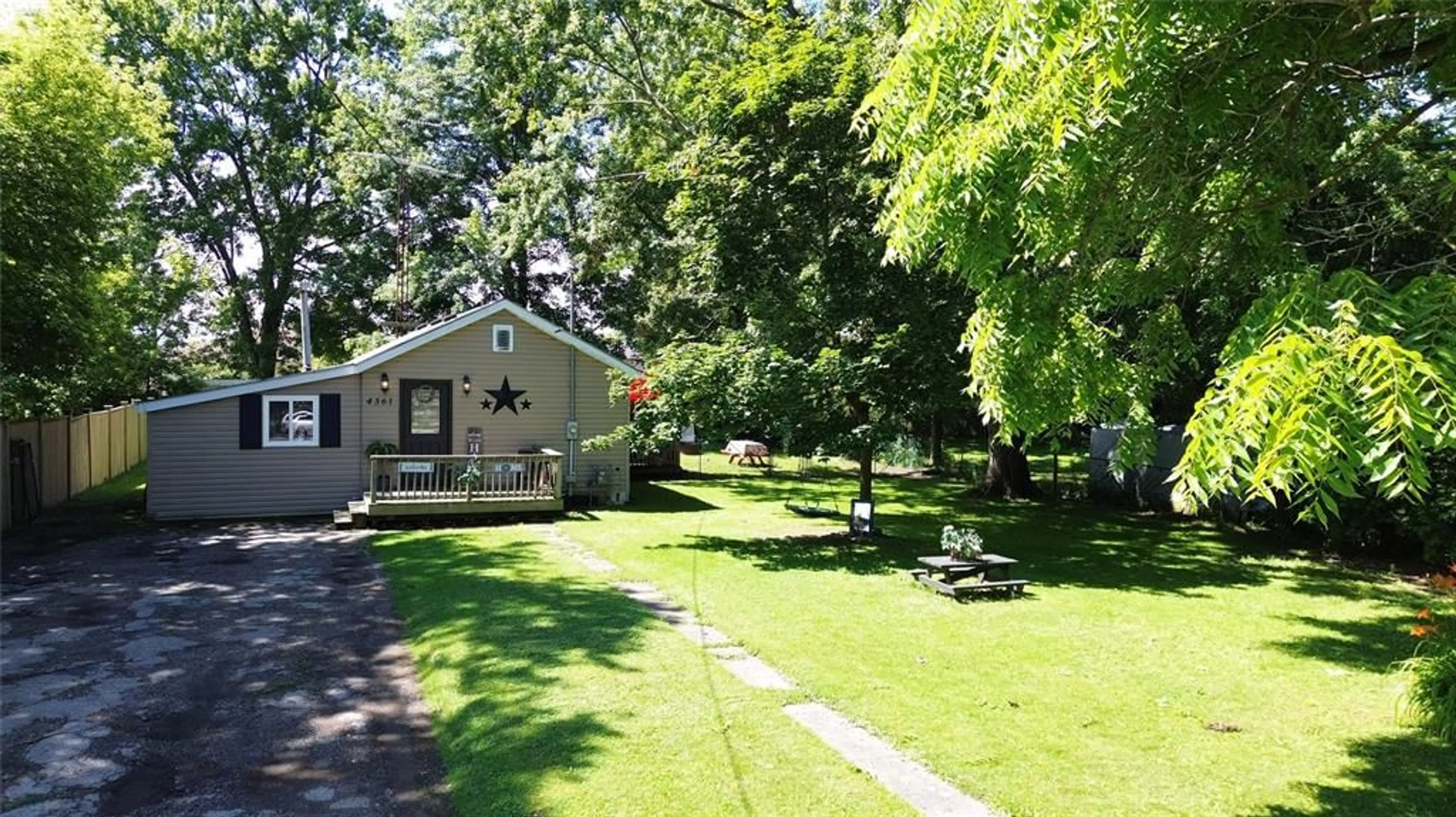 Patio, street for 4361 FIFTH St, Petrolia Ontario N0N 1R0