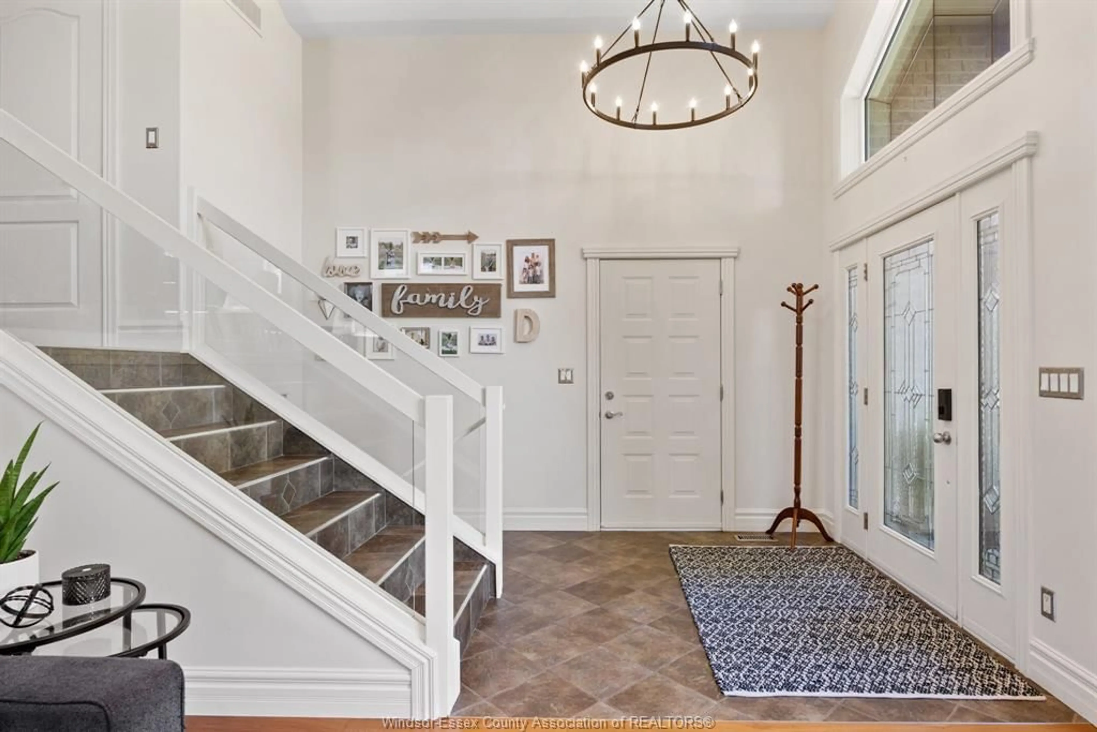 Indoor entryway for 26 PINETREE Cres, Kingsville Ontario N9Y 0A1