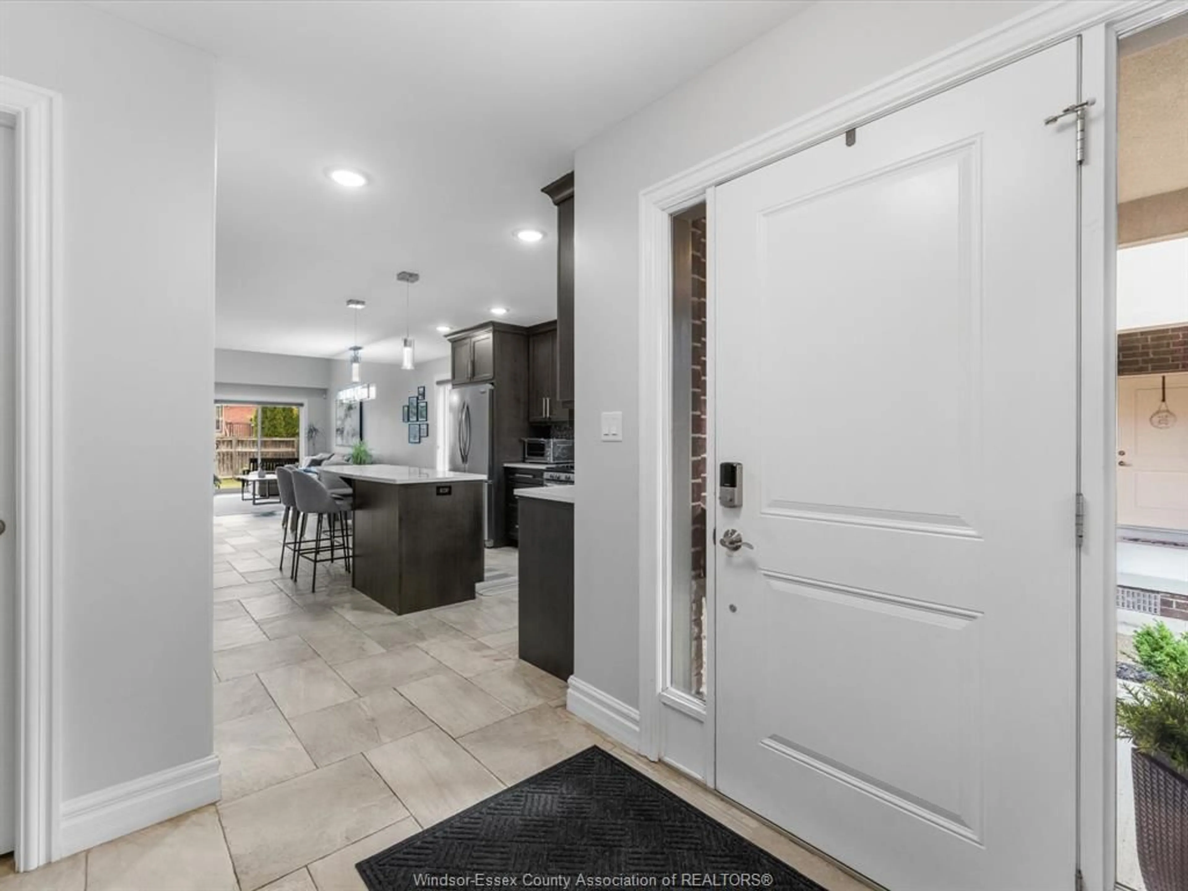 Indoor entryway for 2490 SKINNER, LaSalle Ontario N9H 2R5