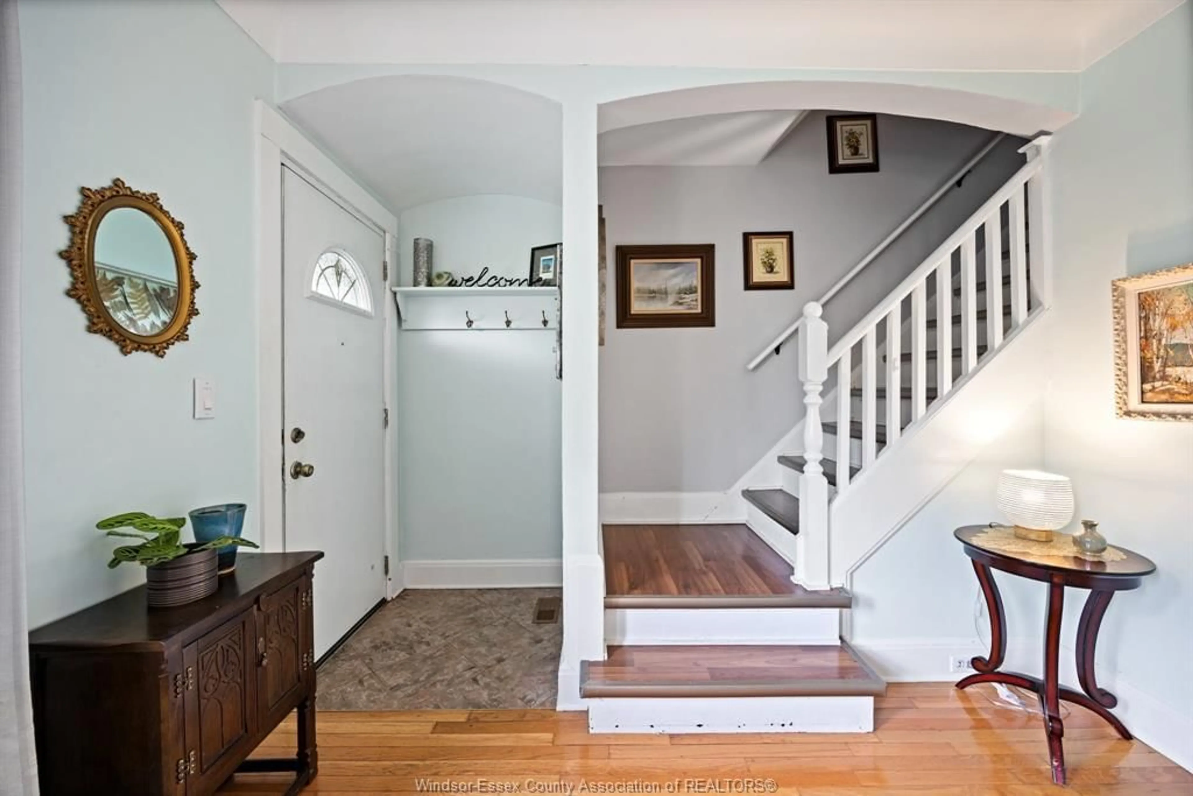 Indoor entryway for 1265 MONMOUTH, Windsor Ontario N8Y 3M2