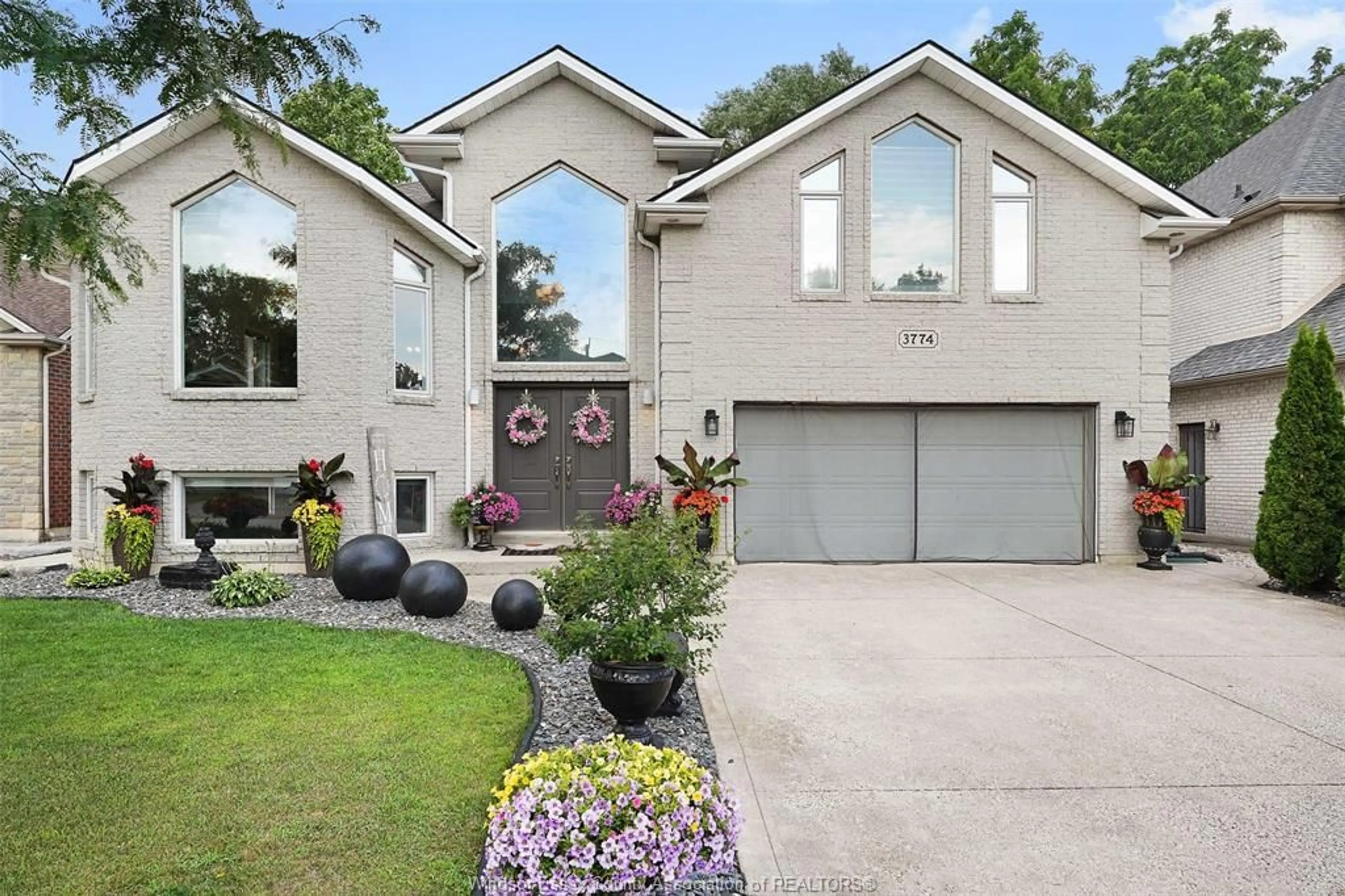 Home with vinyl exterior material, street for 3774 INGLEWOOD, Windsor Ontario N9E 4P4
