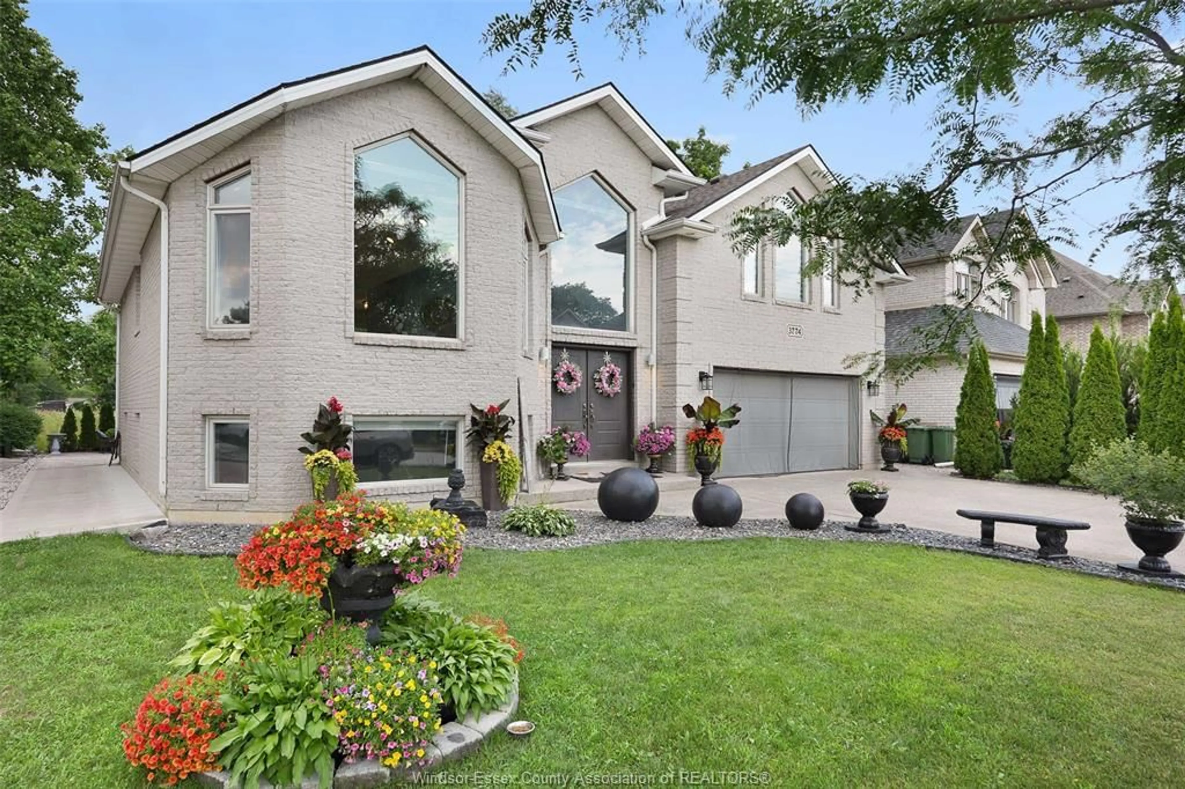 Home with vinyl exterior material, street for 3774 INGLEWOOD, Windsor Ontario N9E 4P4
