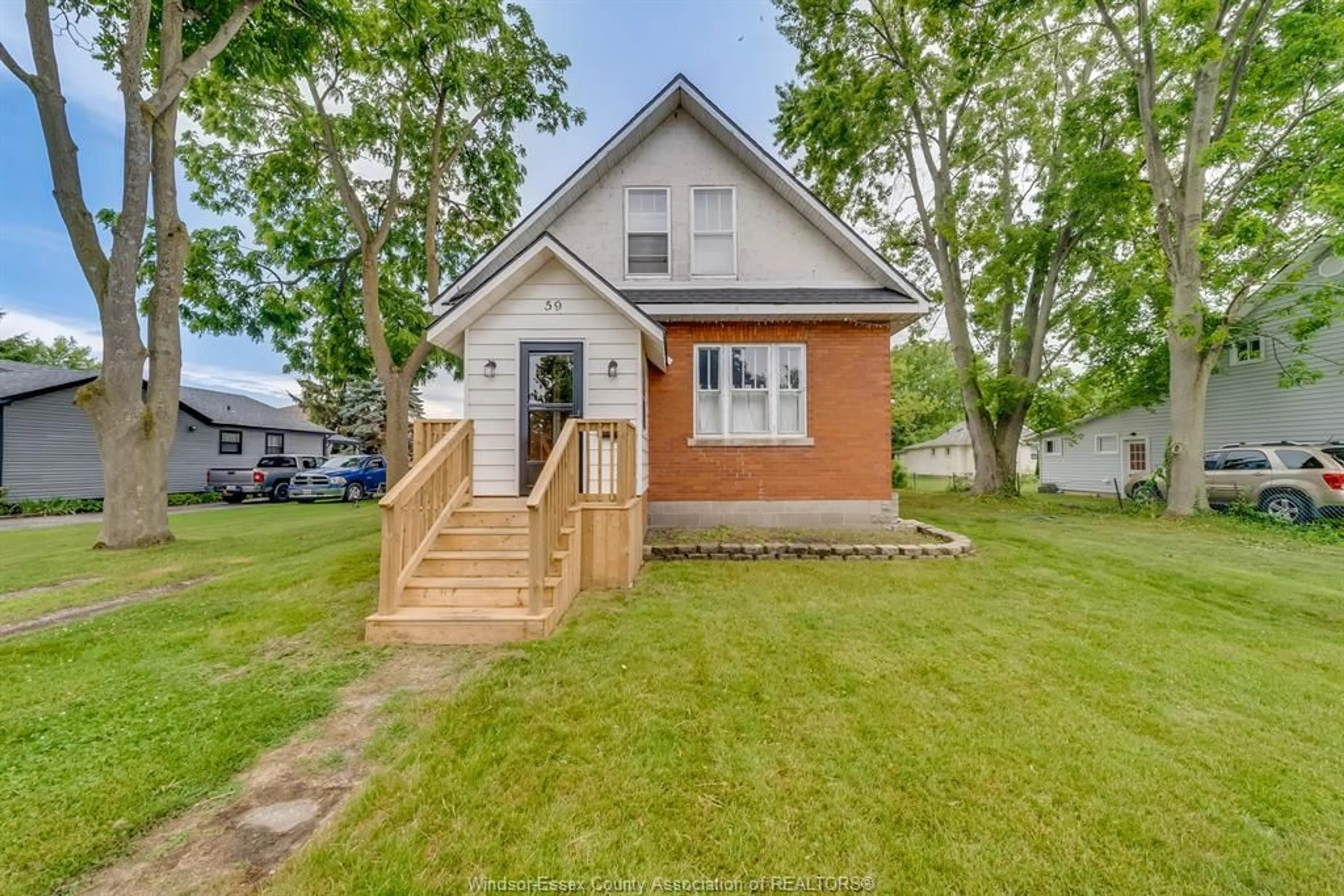 Home with vinyl exterior material, street for 59 WALNUT, Kingsville Ontario N9Y 1J1