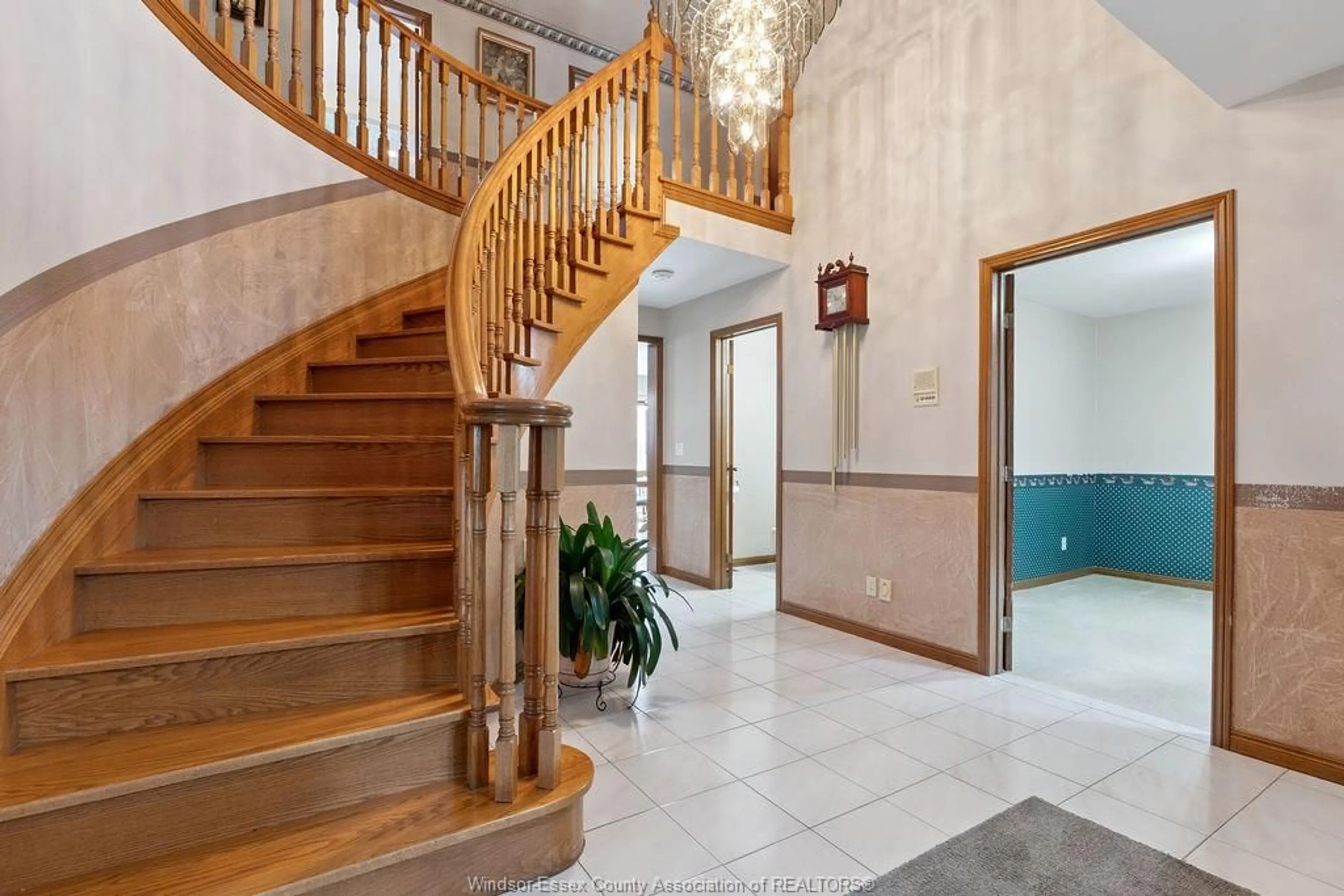 Indoor foyer for 510 HARBOURNE Cres, Tecumseh Ontario N8N 3J2