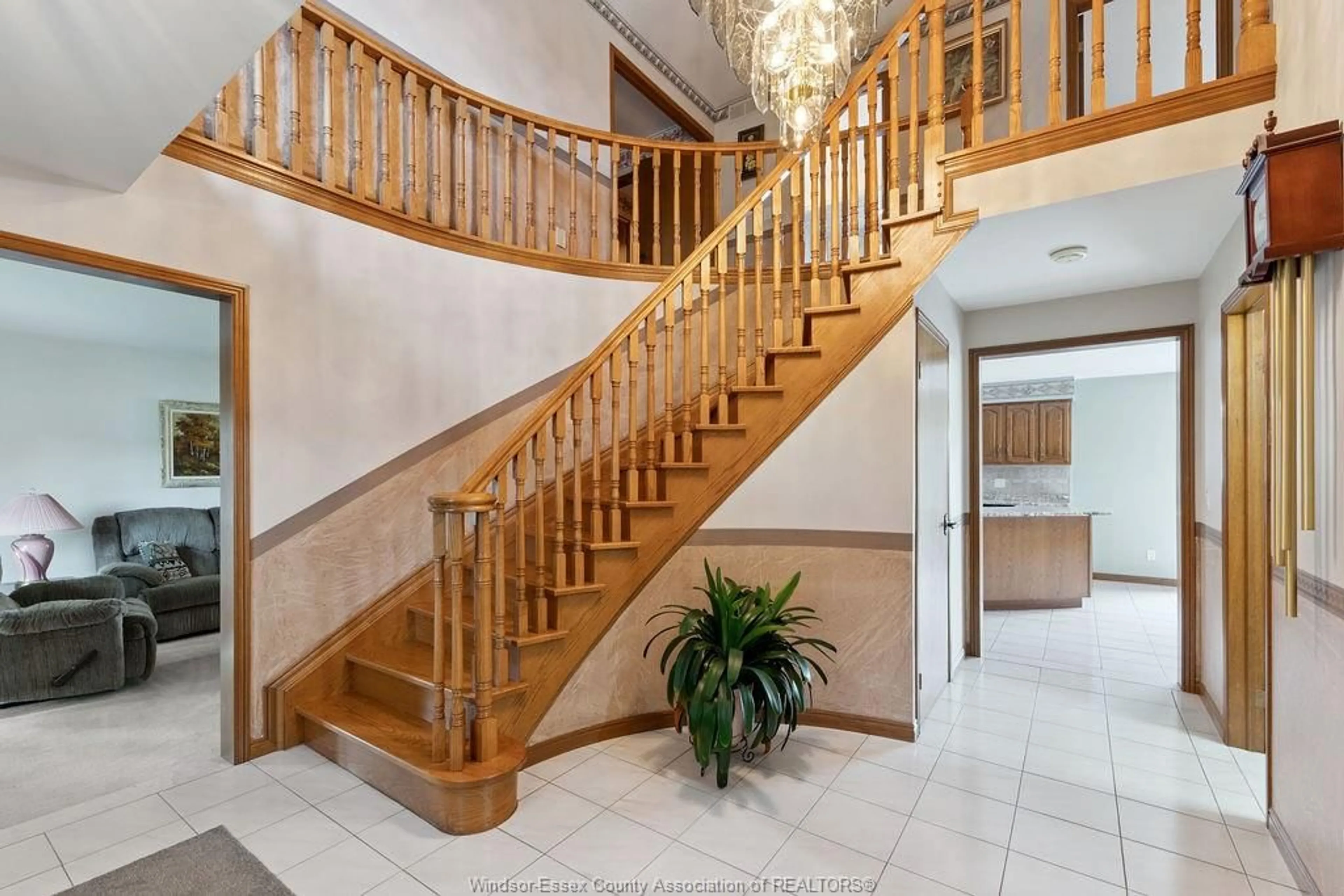 Indoor foyer for 510 HARBOURNE Cres, Tecumseh Ontario N8N 3J2