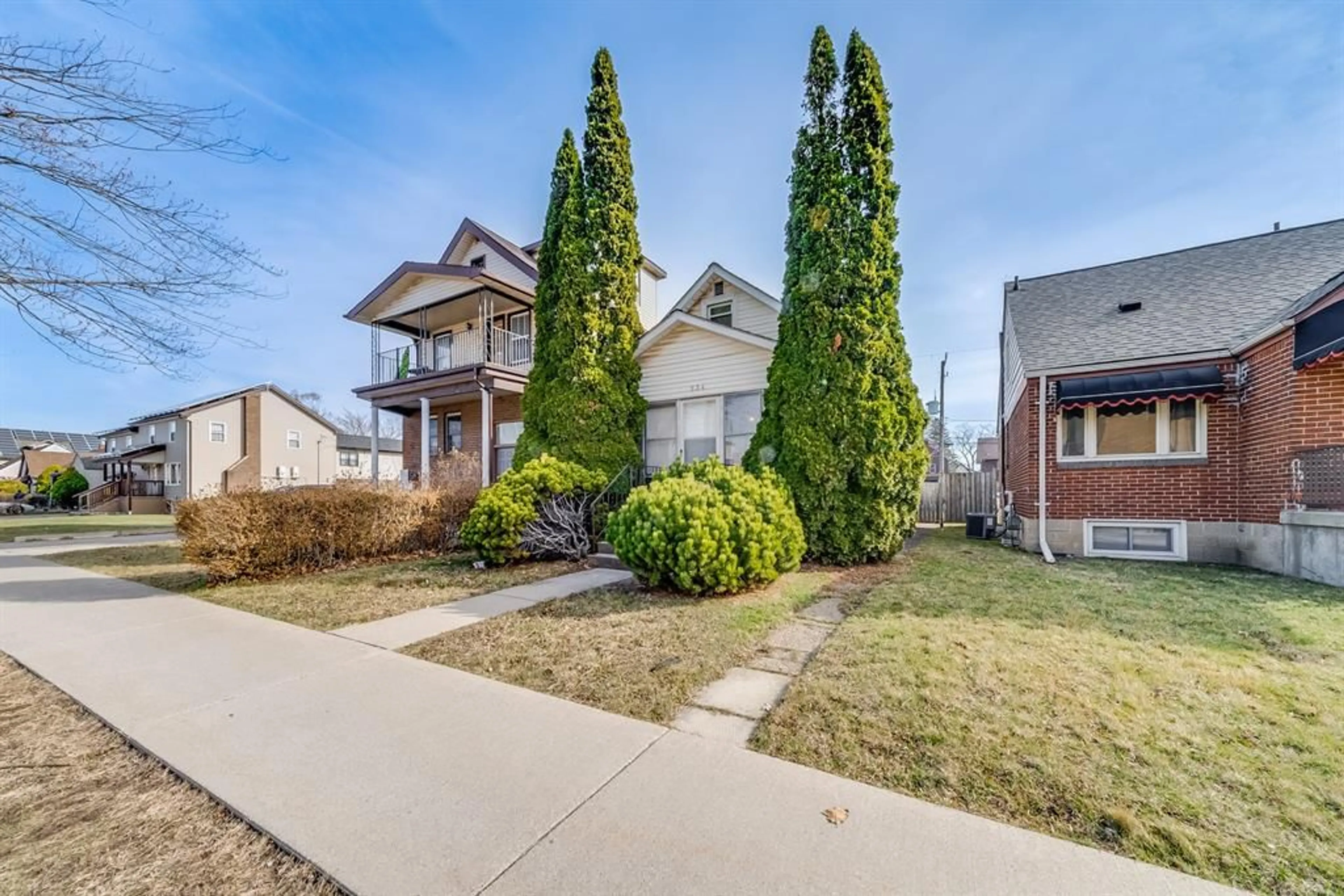 A pic from outside/outdoor area/front of a property/back of a property/a pic from drone, street for 534 CALIFORNIA, Windsor Ontario N9B 2Y9