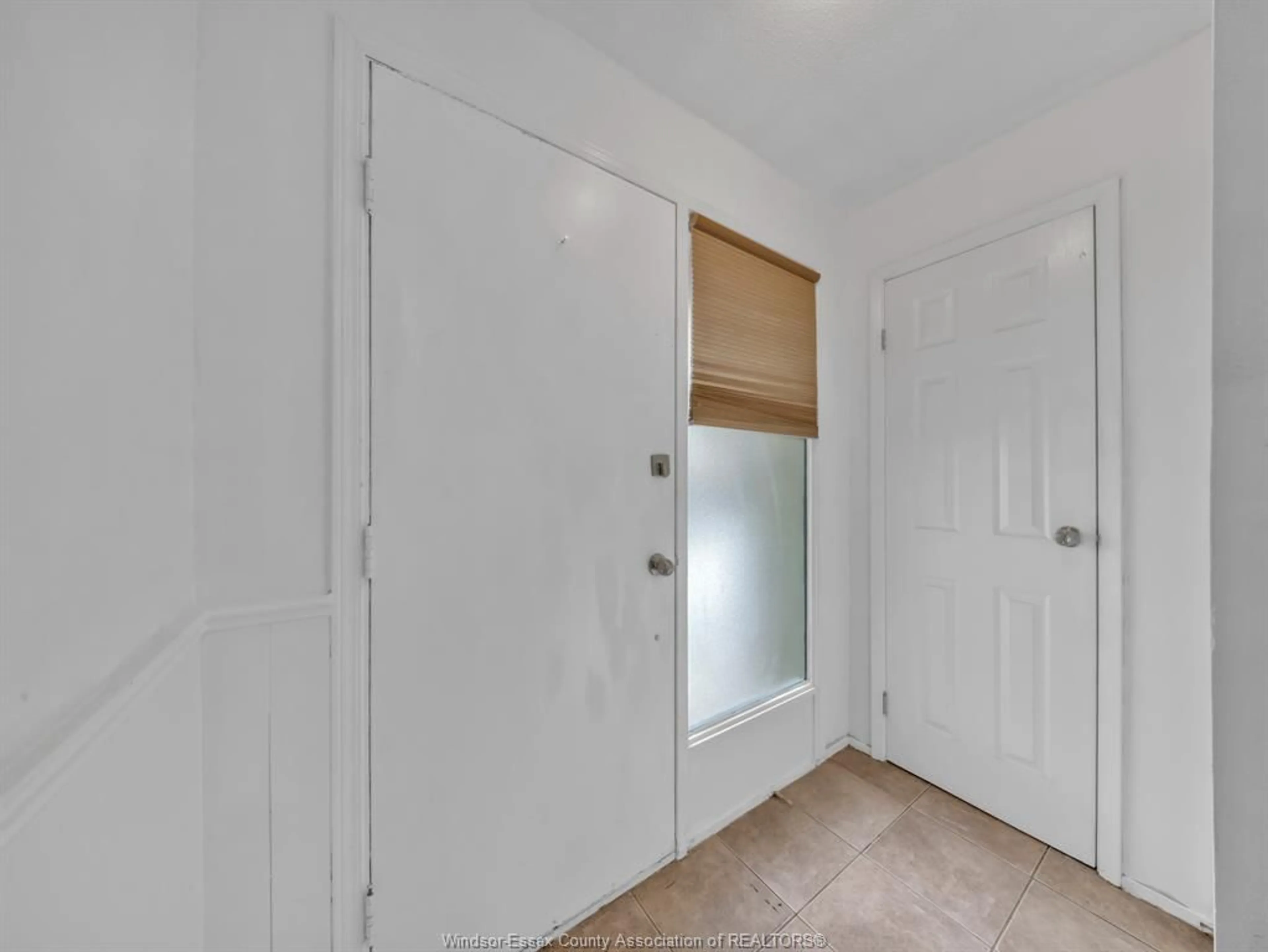 Indoor entryway for 1196 HEATHFIELD, Windsor Ontario N8S 4N9
