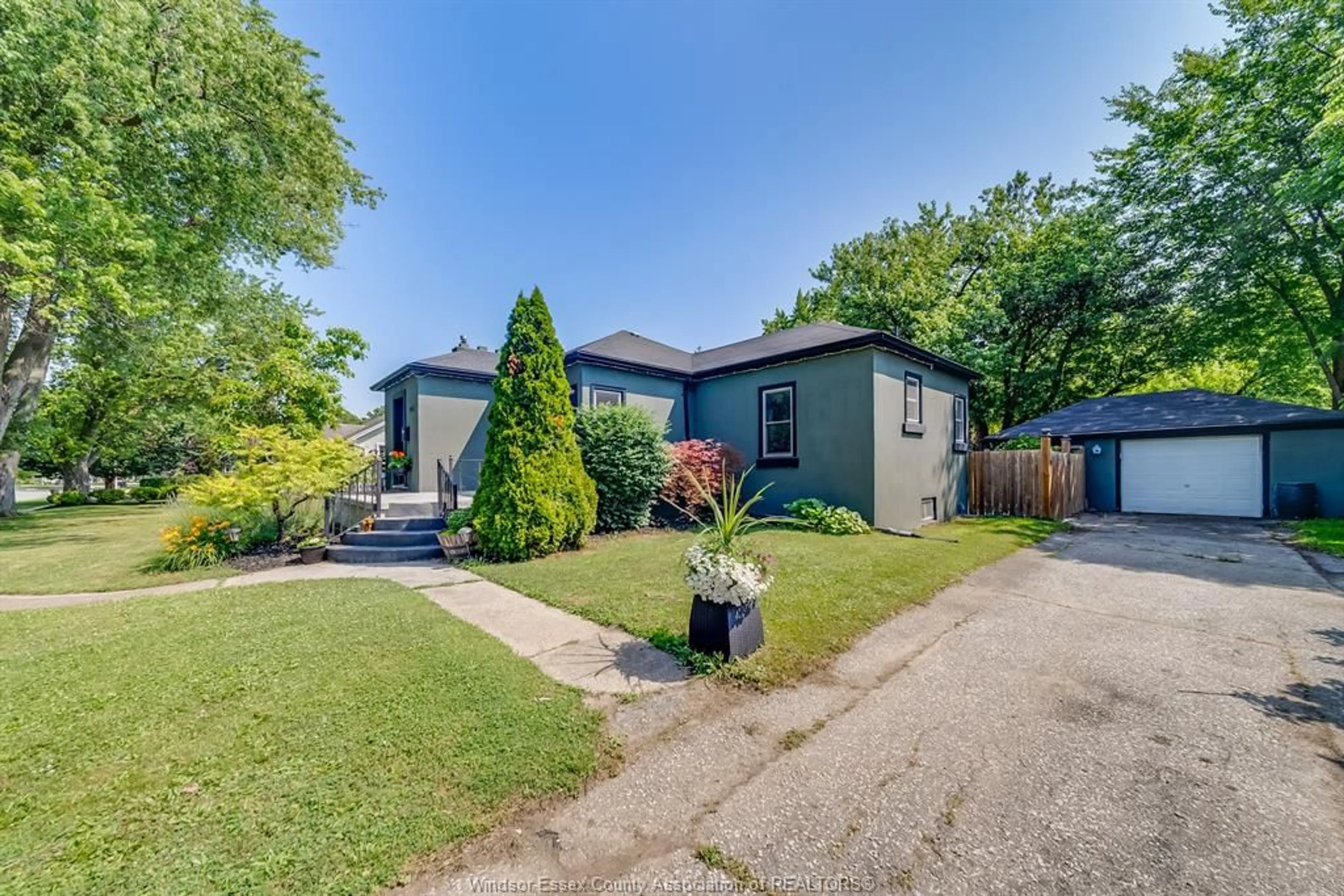 A pic from outside/outdoor area/front of a property/back of a property/a pic from drone, street for 2492 WESTMINSTER BLVD, Windsor Ontario N8T 1Y1