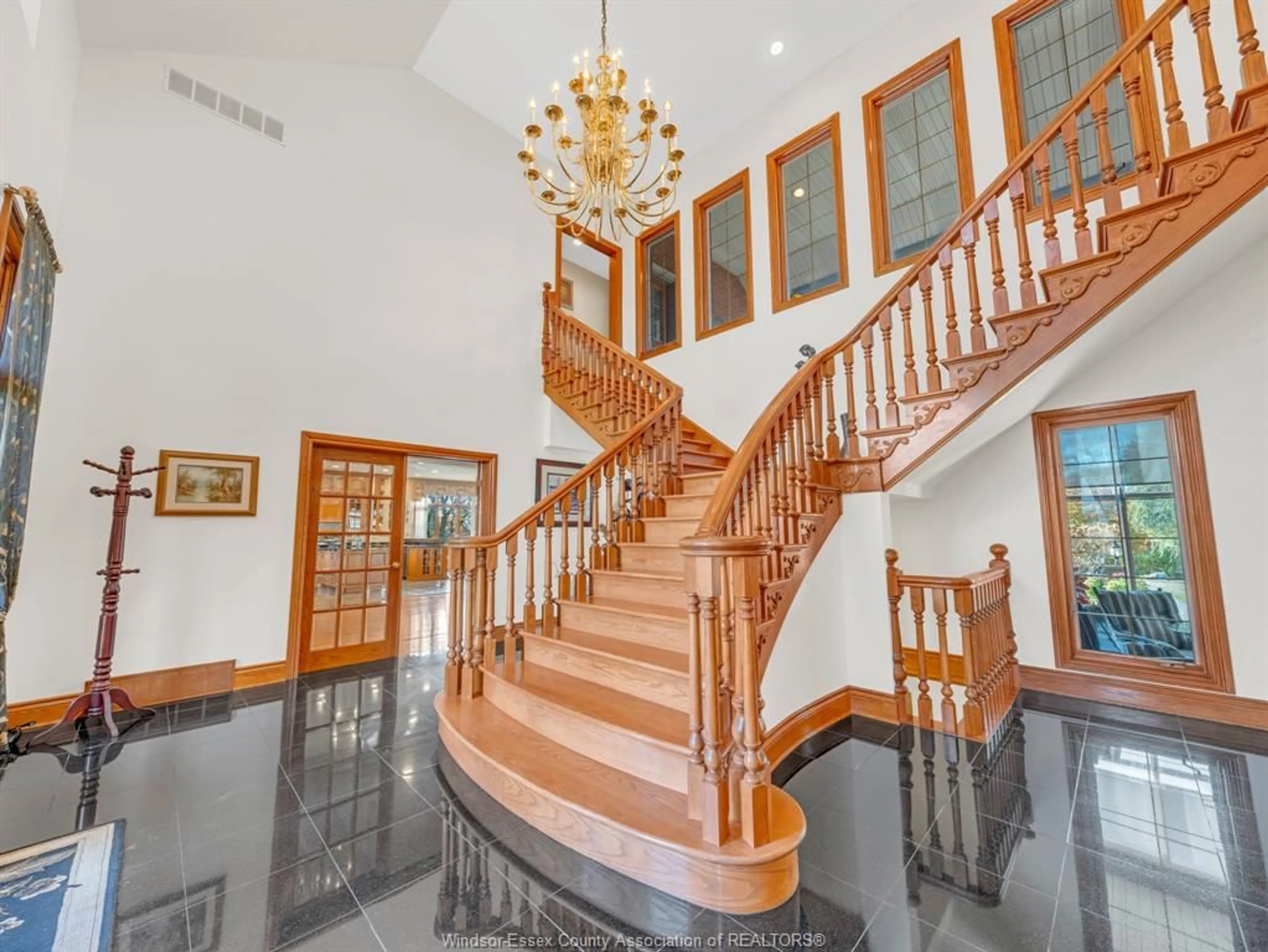 Indoor foyer for 7621 DISPUTED, LaSalle Ontario N9H 0H6