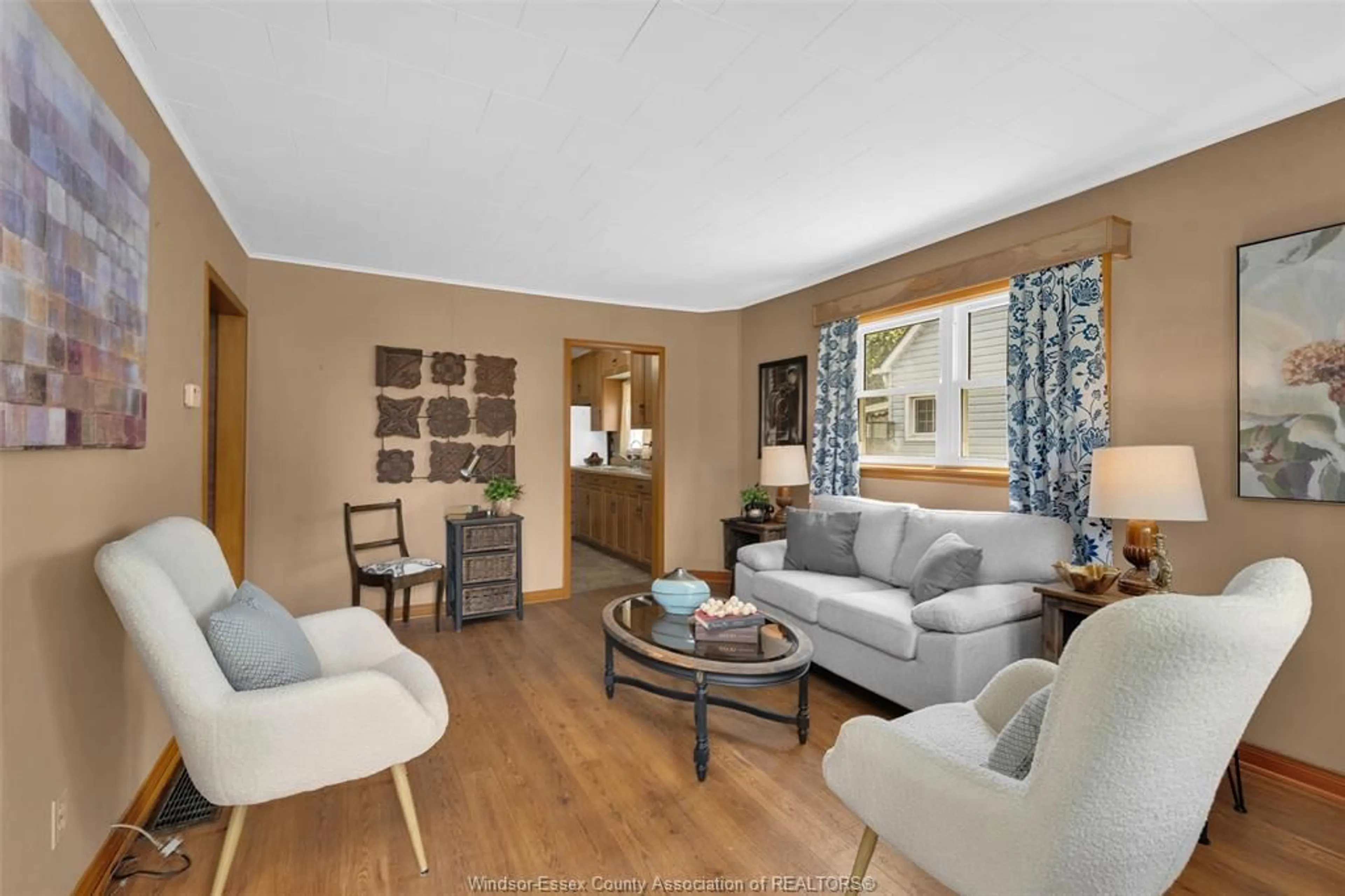 Living room with furniture, wood/laminate floor for 635 CAPITOL, Windsor Ontario N8X 3E9