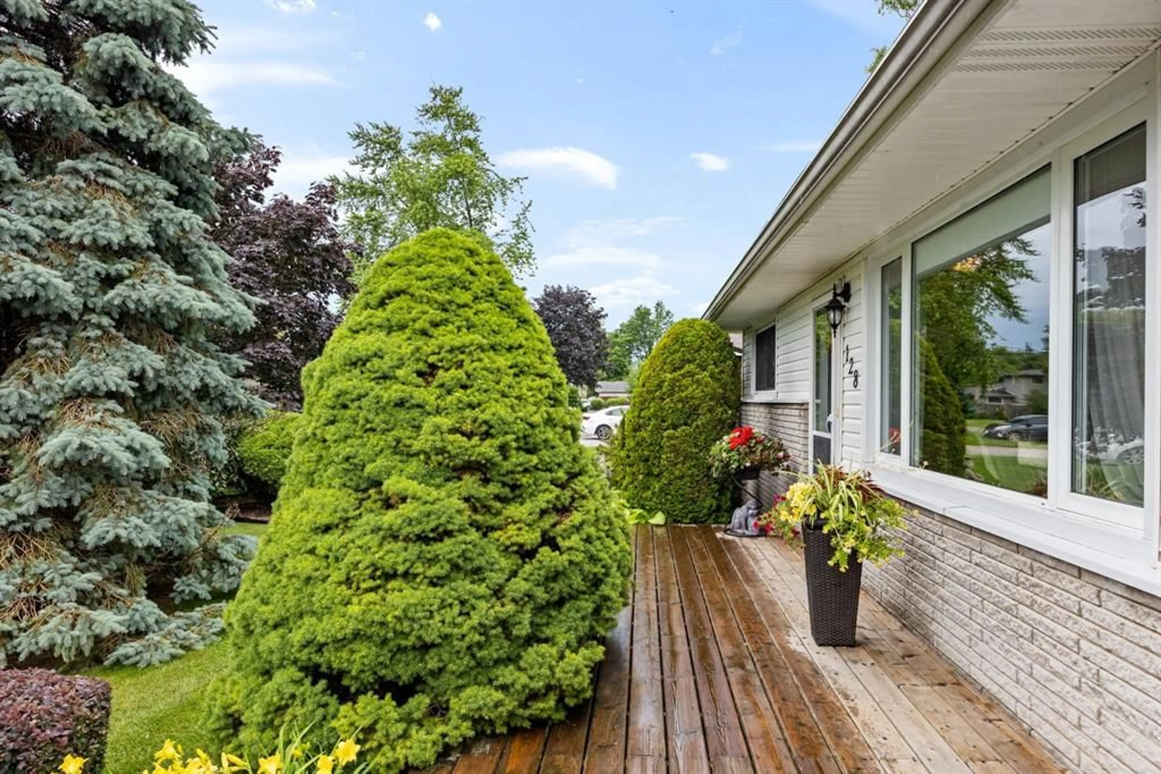 Patio, forest/trees view for 128 HUNTER Ave, Amherstburg Ontario N9V 1W2