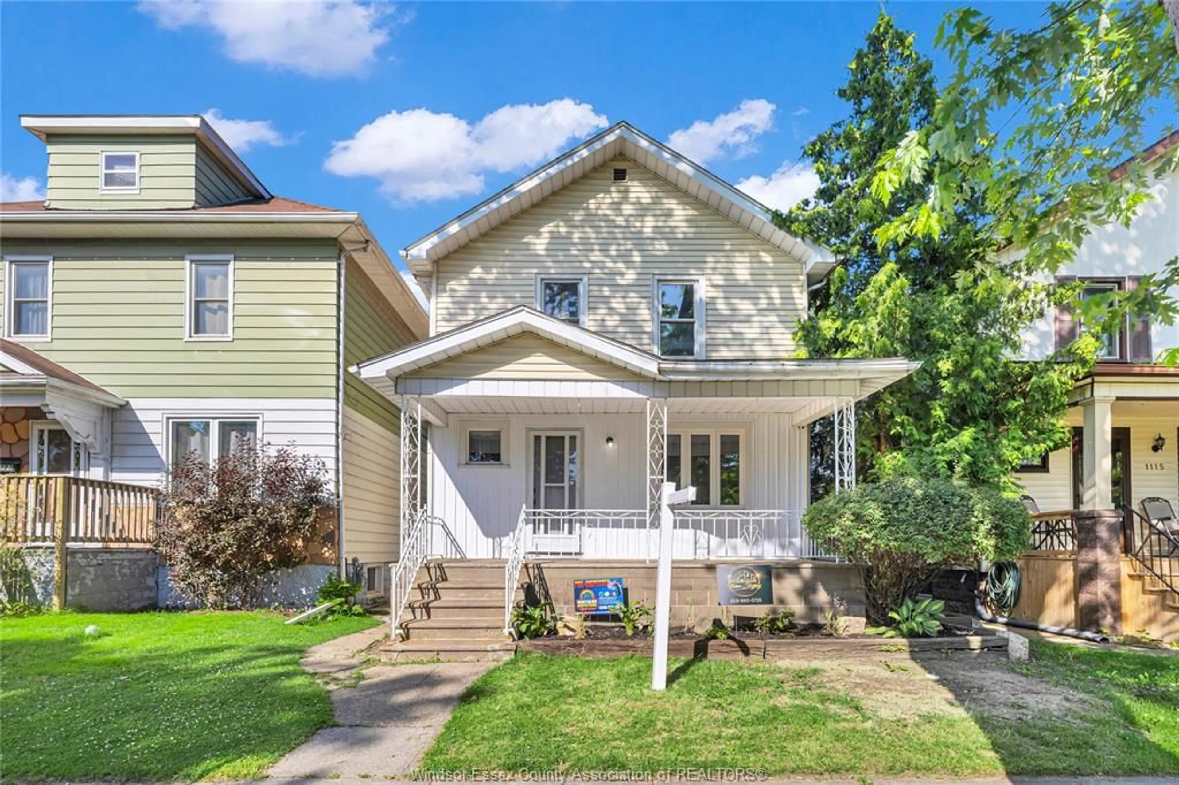 Home with vinyl exterior material, street for 1119 GLADSTONE, Windsor Ontario N9A 2R9
