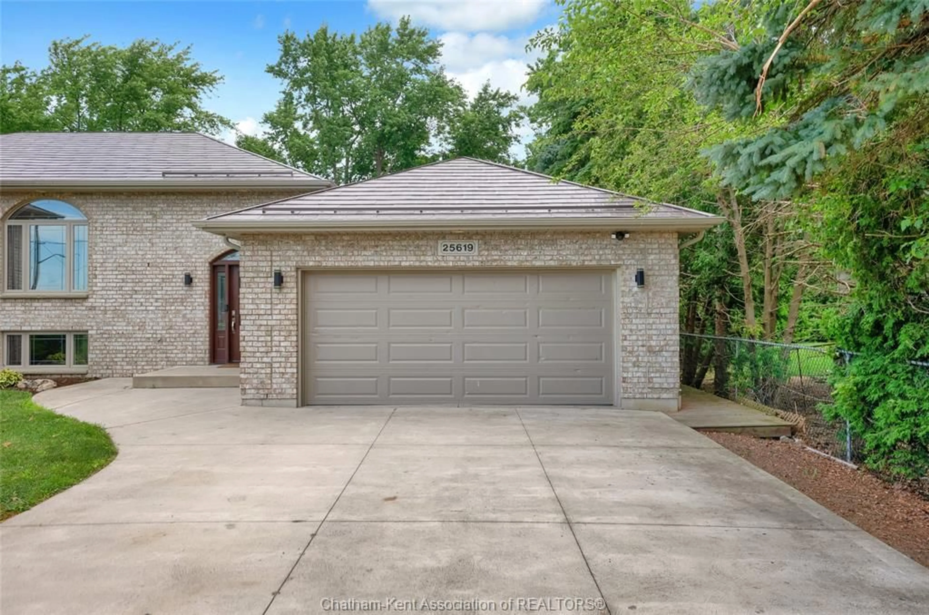 Indoor garage for 25619 Meadowbrook Lane, Chatham-Kent Ontario N0P 1S0