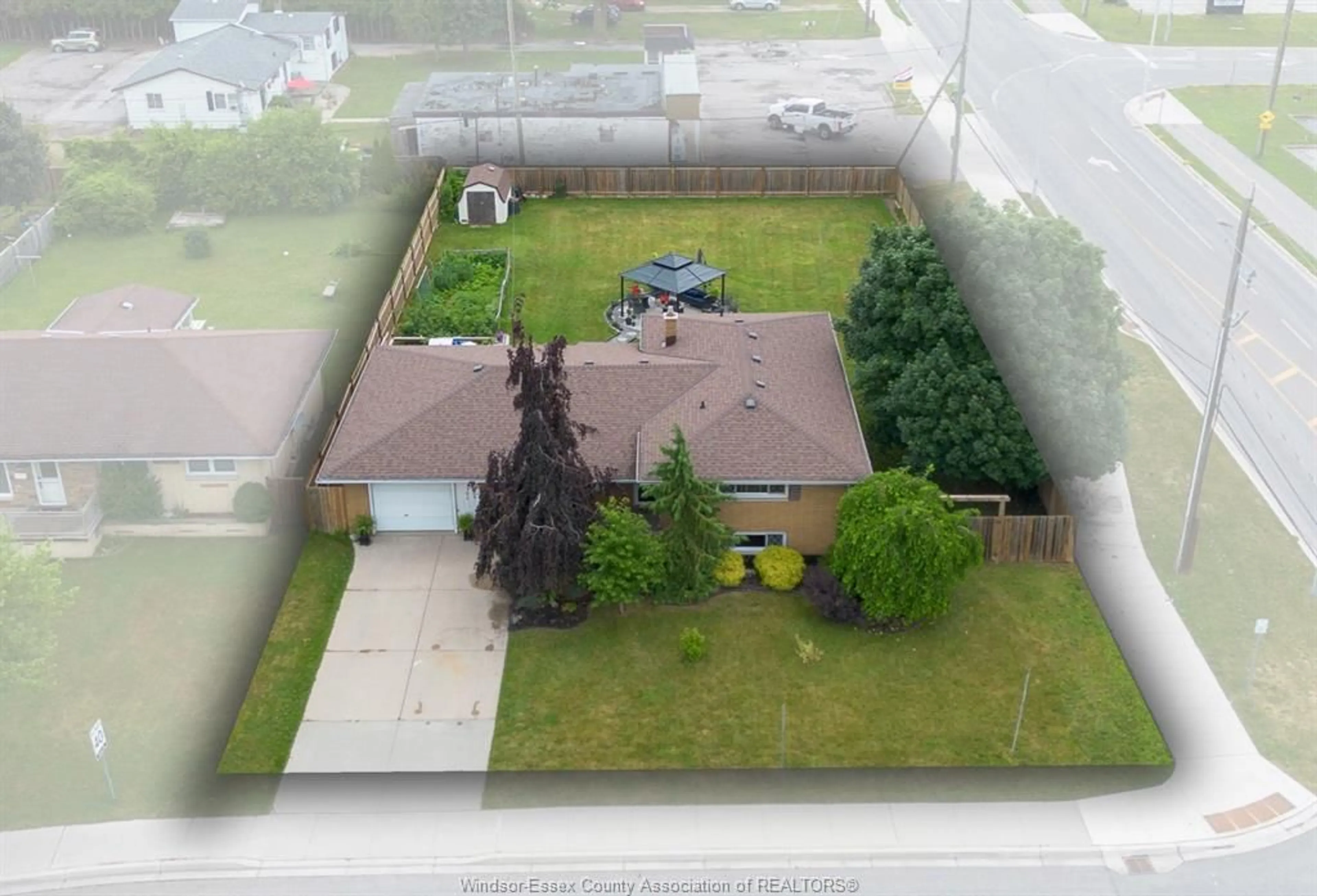 A pic from outside/outdoor area/front of a property/back of a property/a pic from drone, unknown for 154 DANFORTH Ave, Leamington Ontario N8H 2R2
