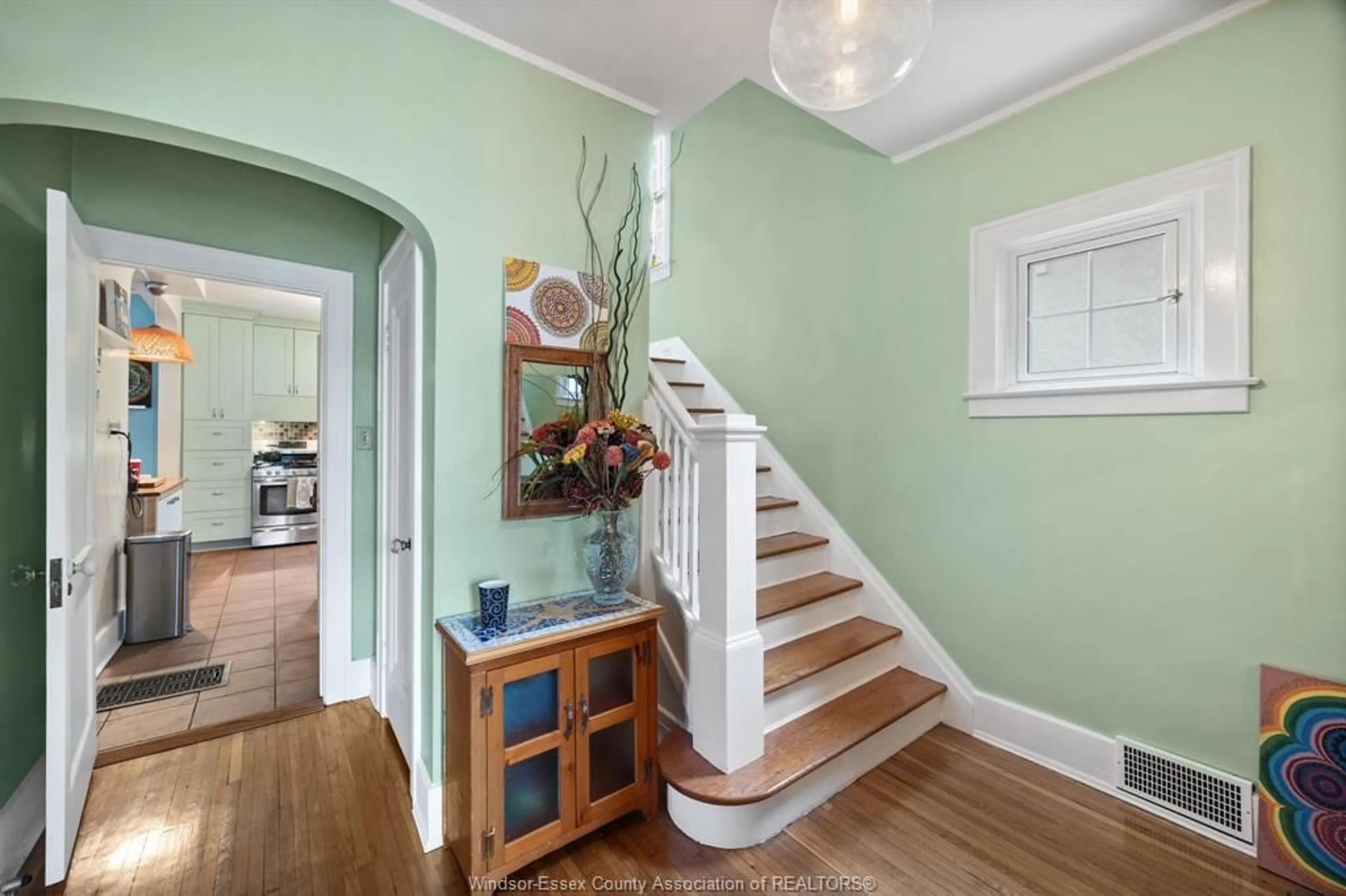 Indoor entryway for 463 ASKIN, Windsor Ontario N9B 2X3
