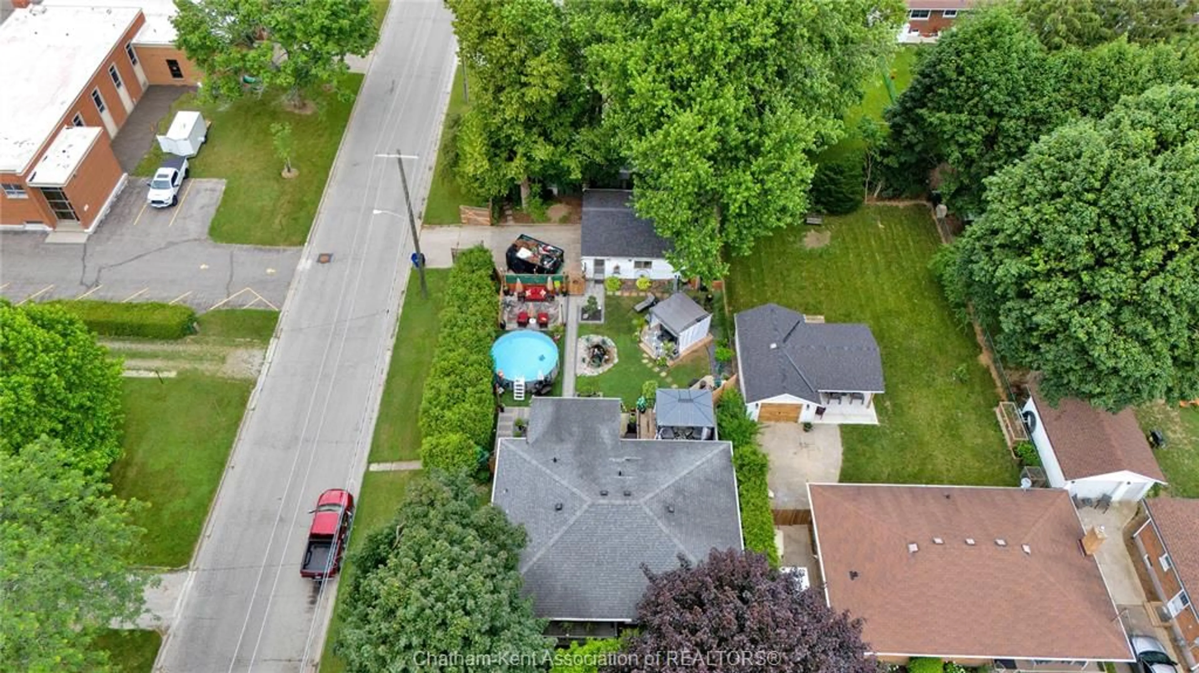 A pic from outside/outdoor area/front of a property/back of a property/a pic from drone, street for 127 Coatsworth Ave, Chatham Ontario N7L 1P7