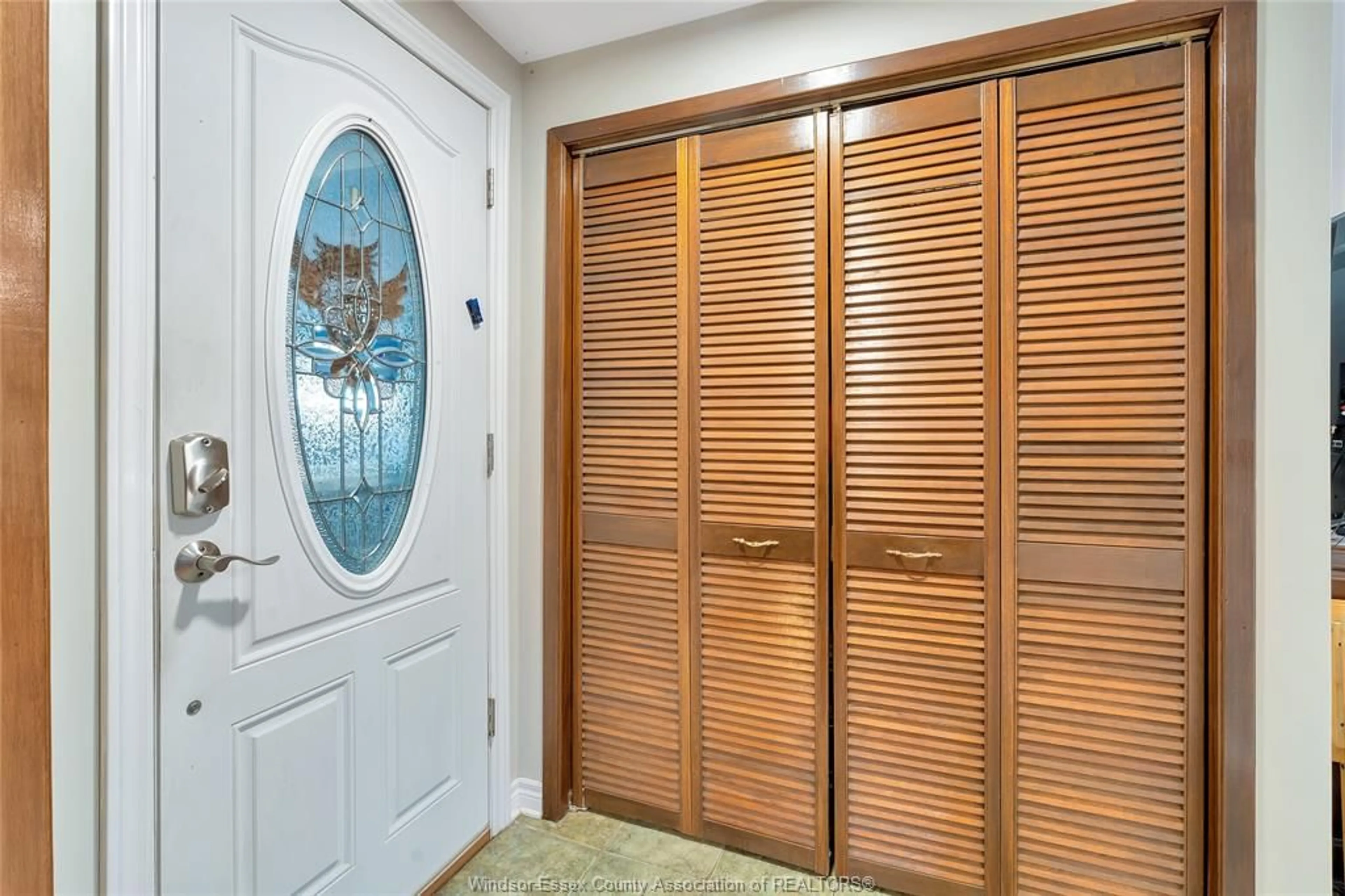 Indoor entryway for 16 MAGNOLIA, McGregor Ontario N0R 1J0