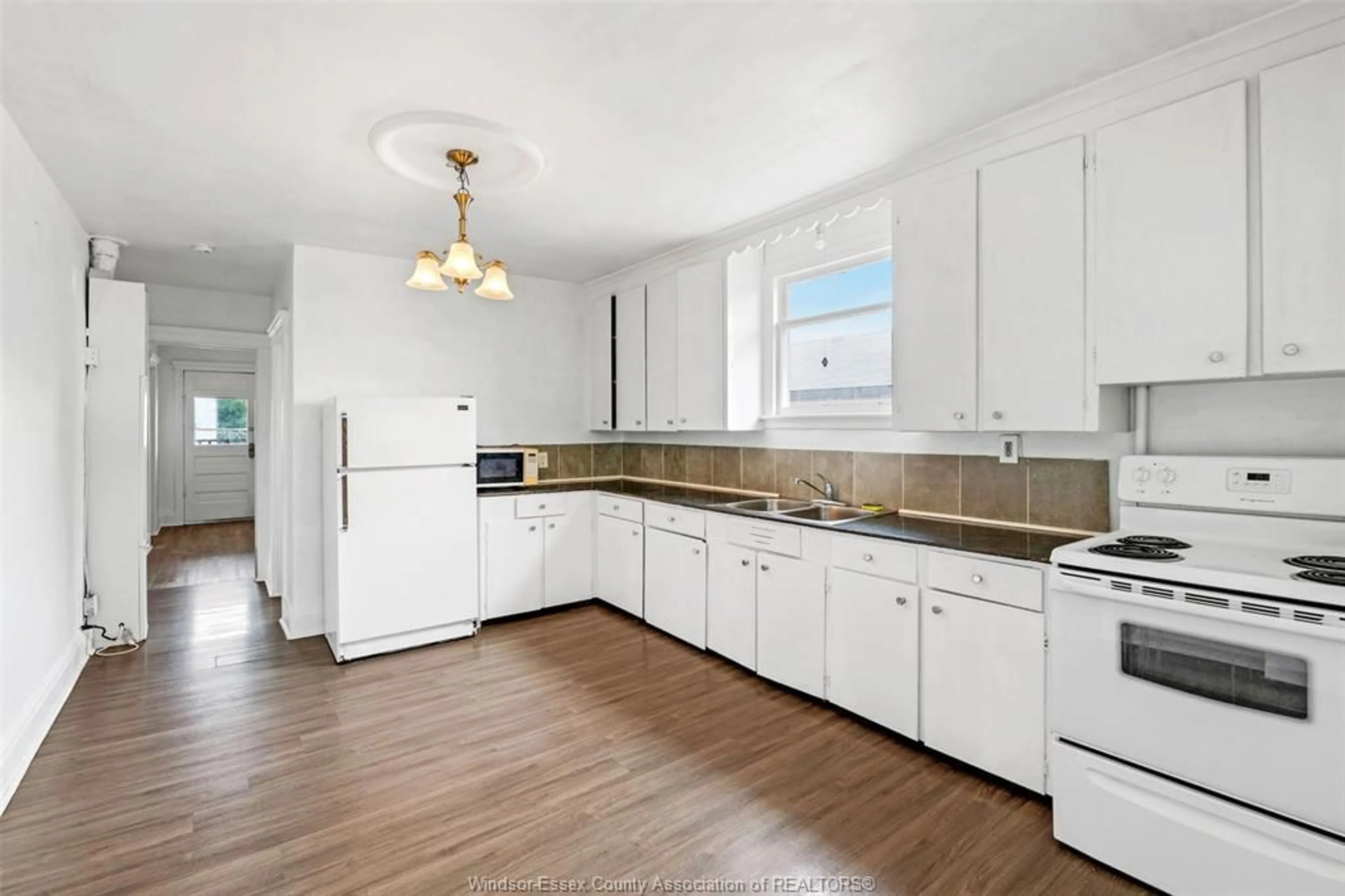 Standard kitchen, unknown for 1631 DROUILLARD St, Windsor Ontario N8Y 2S4