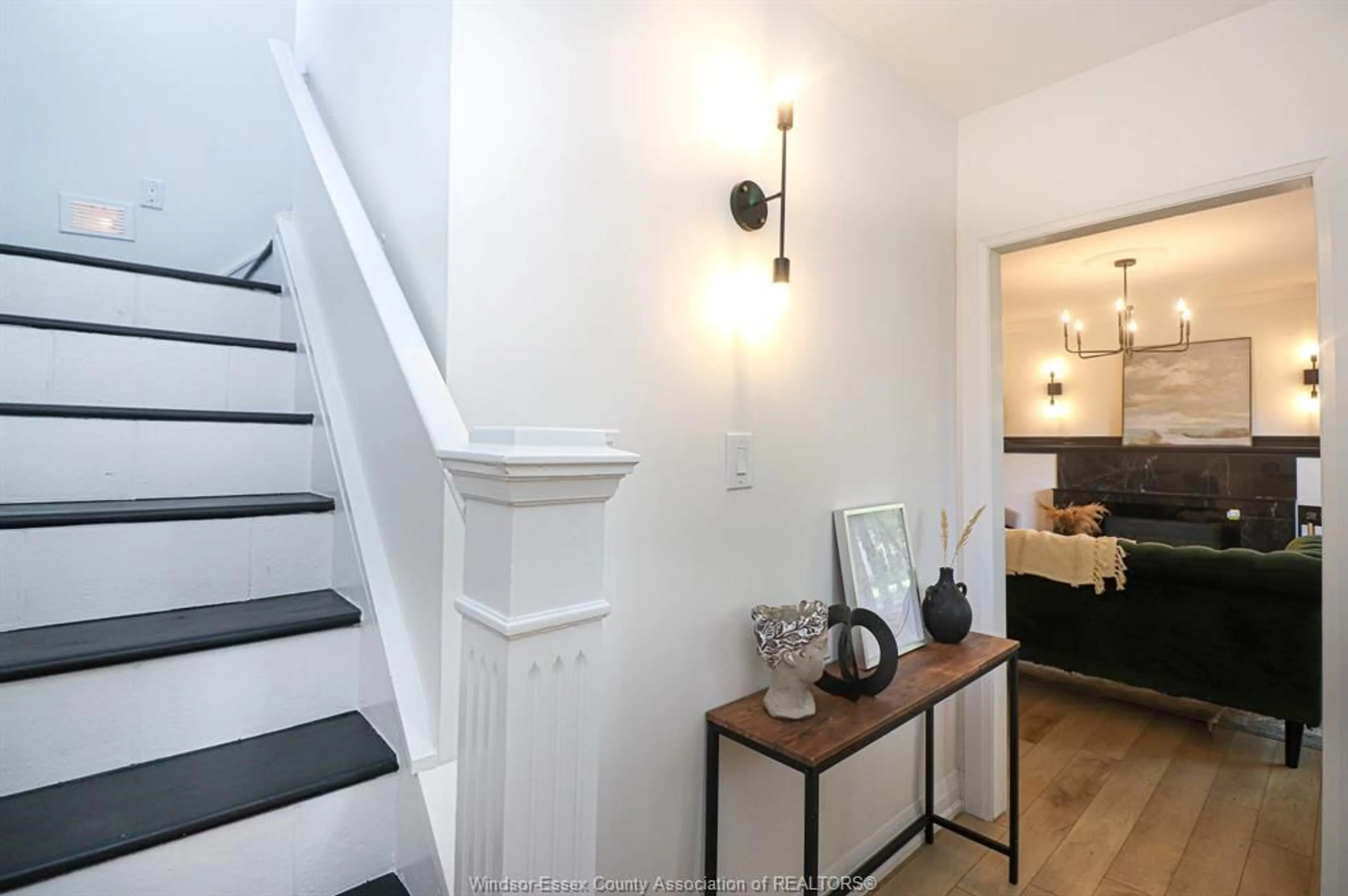 Indoor entryway for 3629 QUEEN, Windsor Ontario N9C 1P1